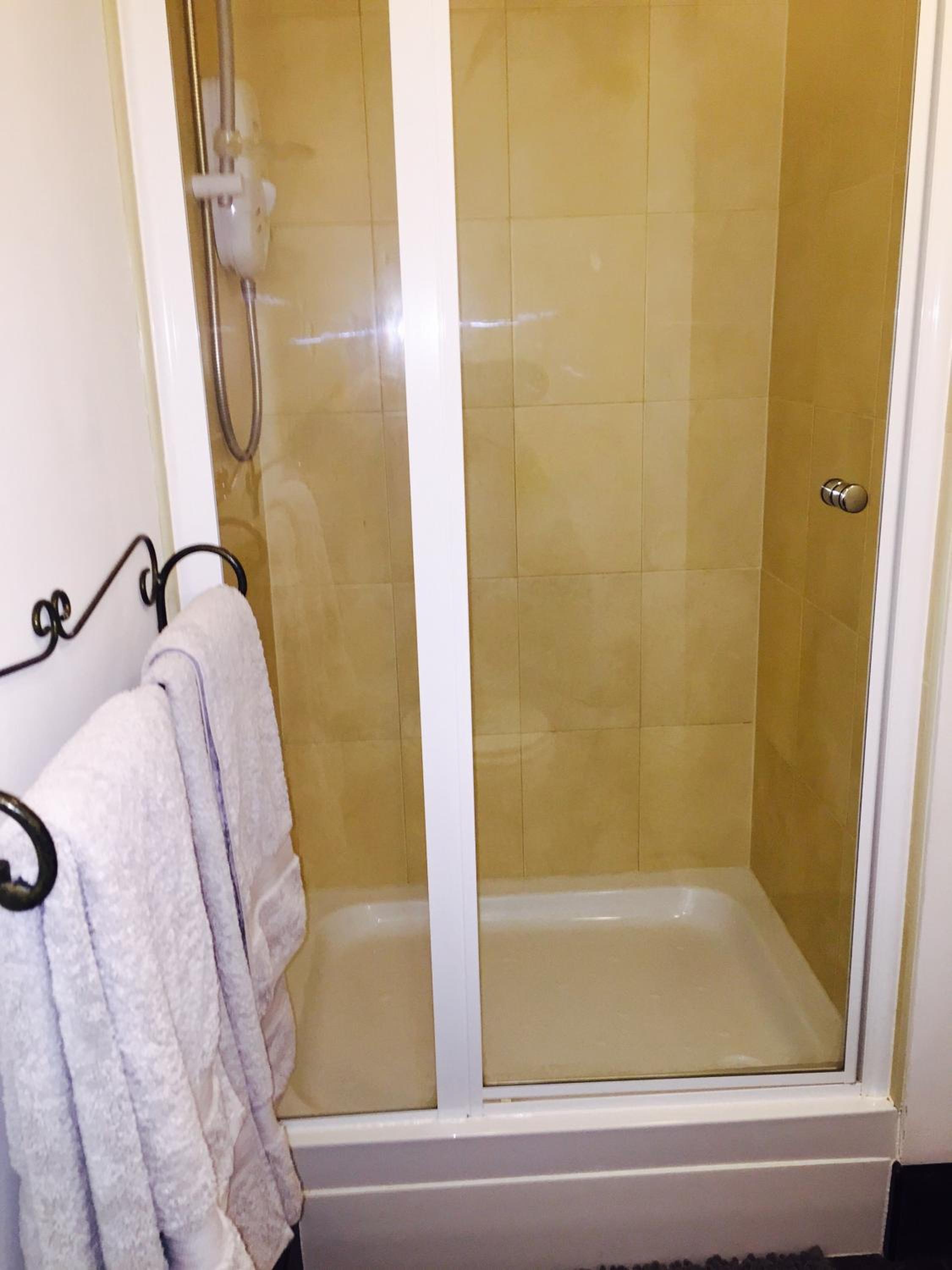 Standard Twin Room - Photo 4