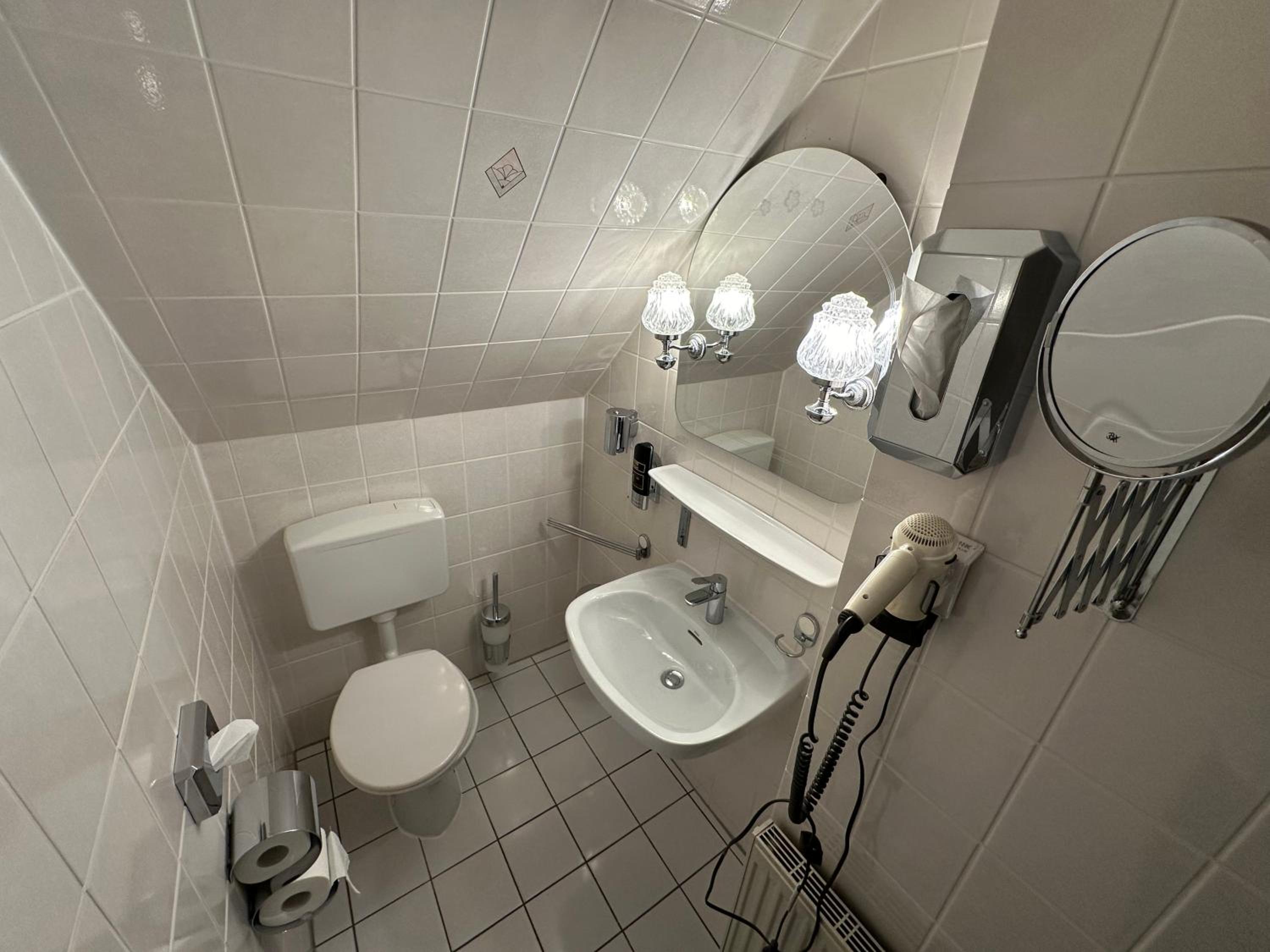 Single Room with Private Bathroom photo 3