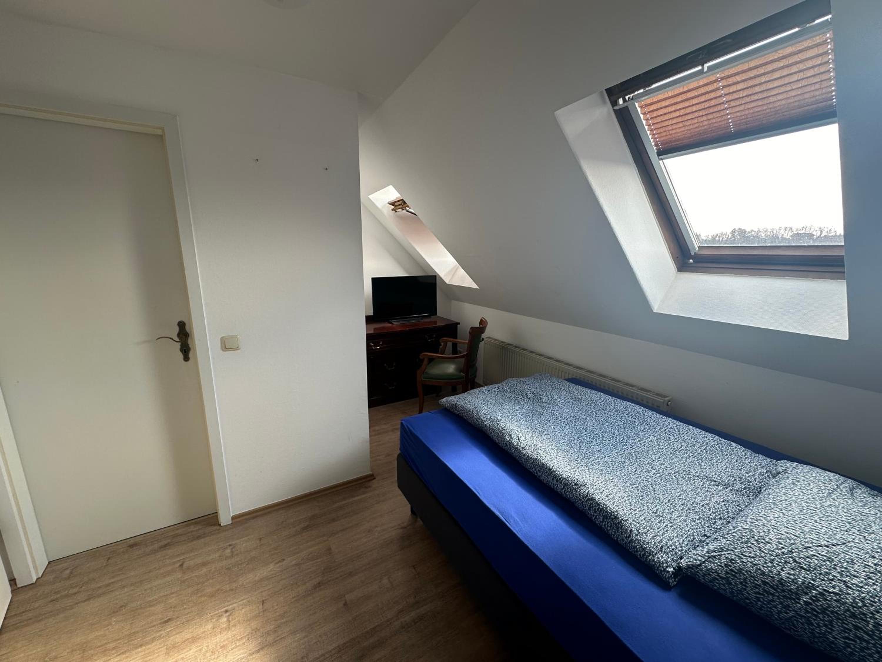 Single Room with Private Bathroom photo 2