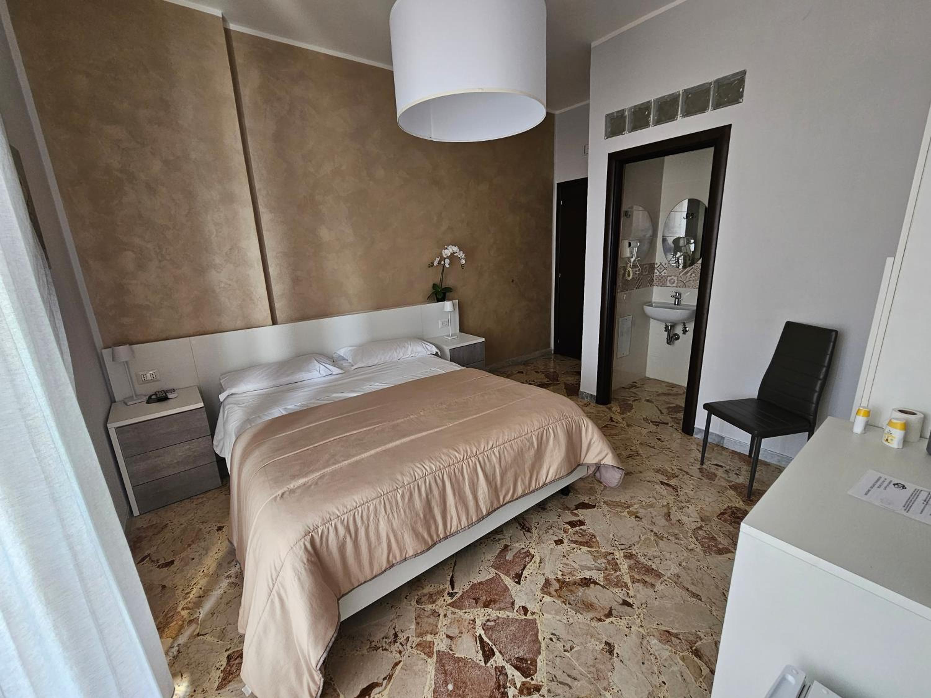 Double Room with Private Bathroom - Photo 1