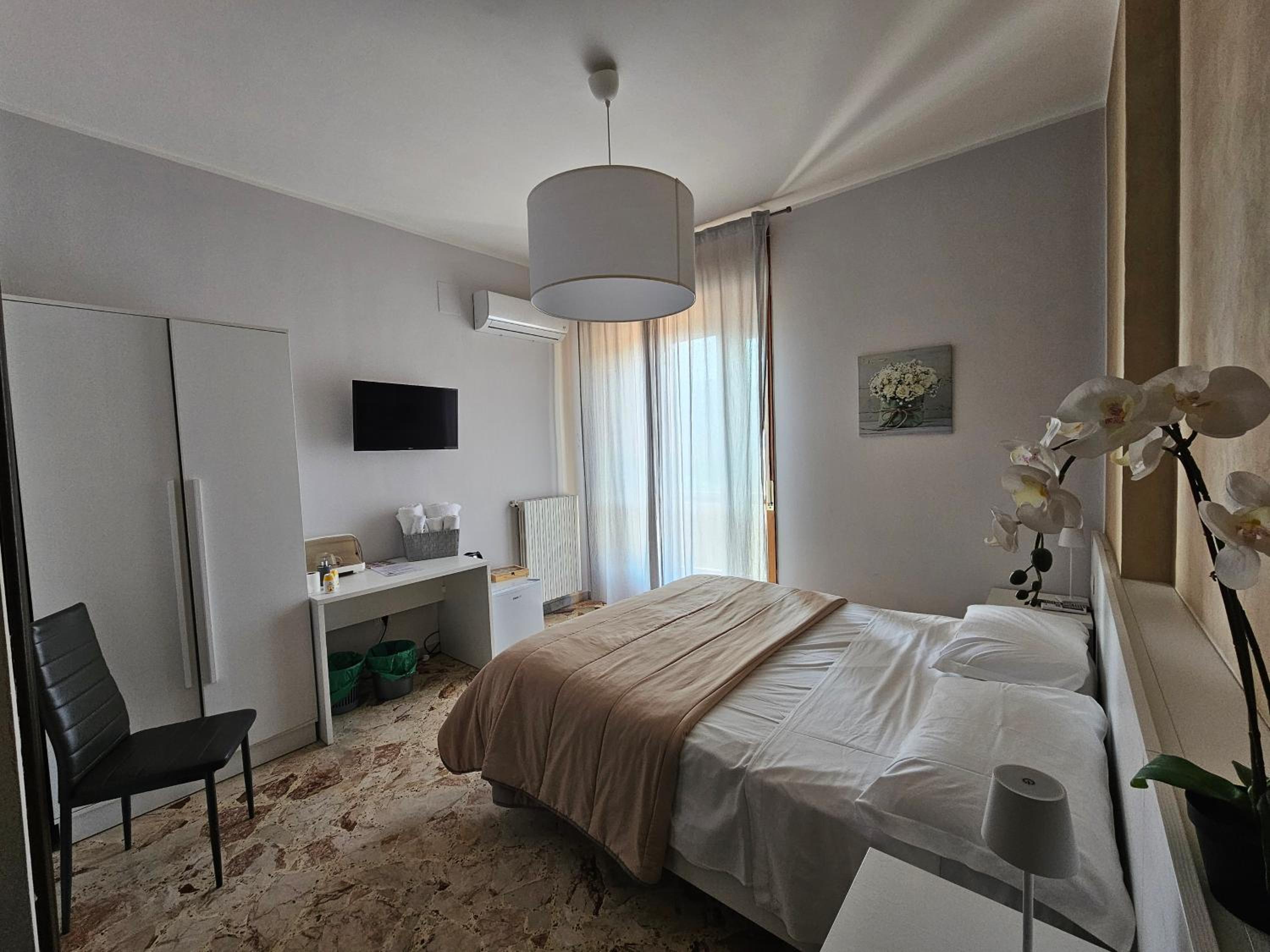 Double Room with Private Bathroom - Photo 2