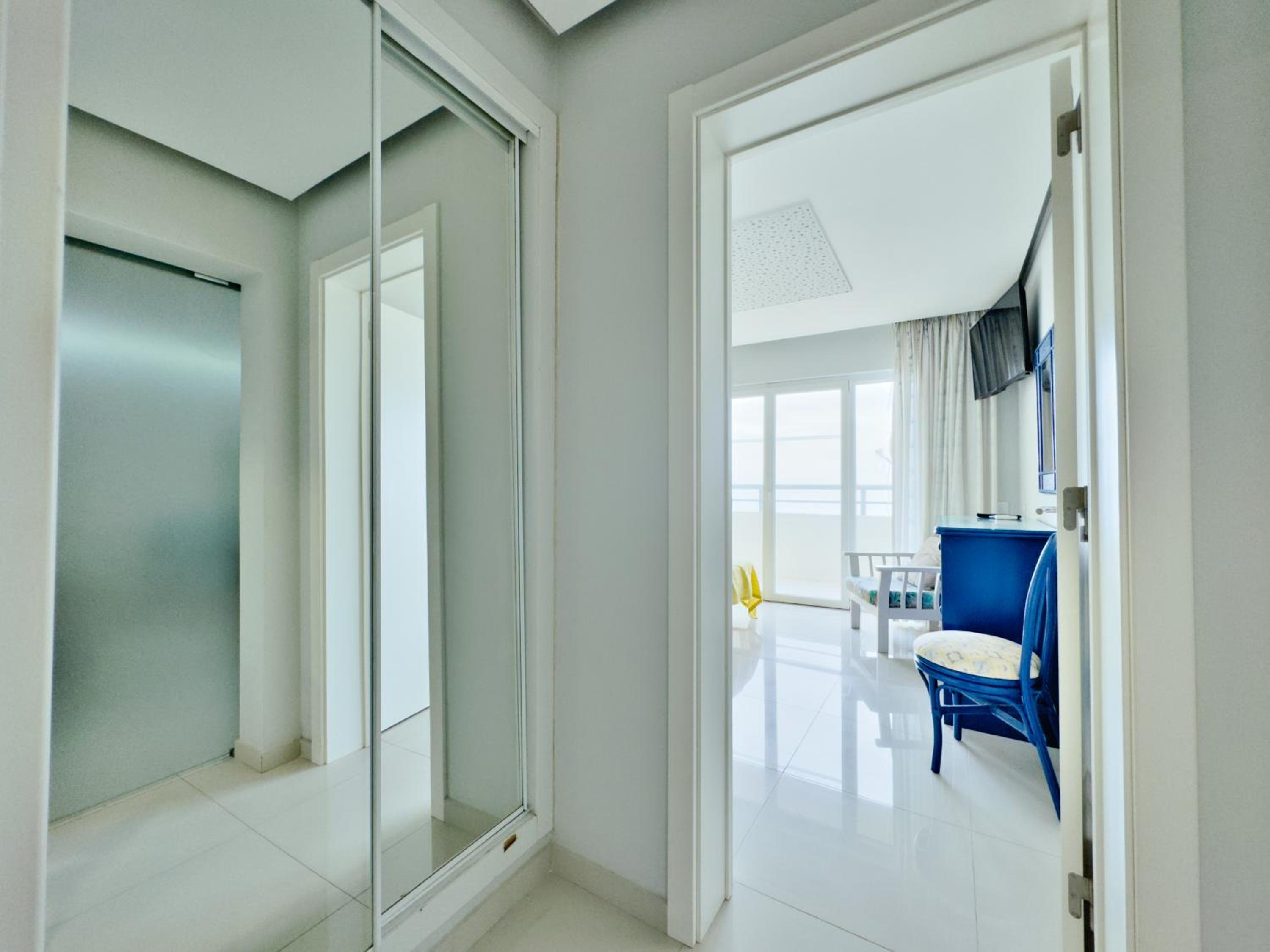 Superior Large One-Bedroom Apartment with Sea View - Photo 10