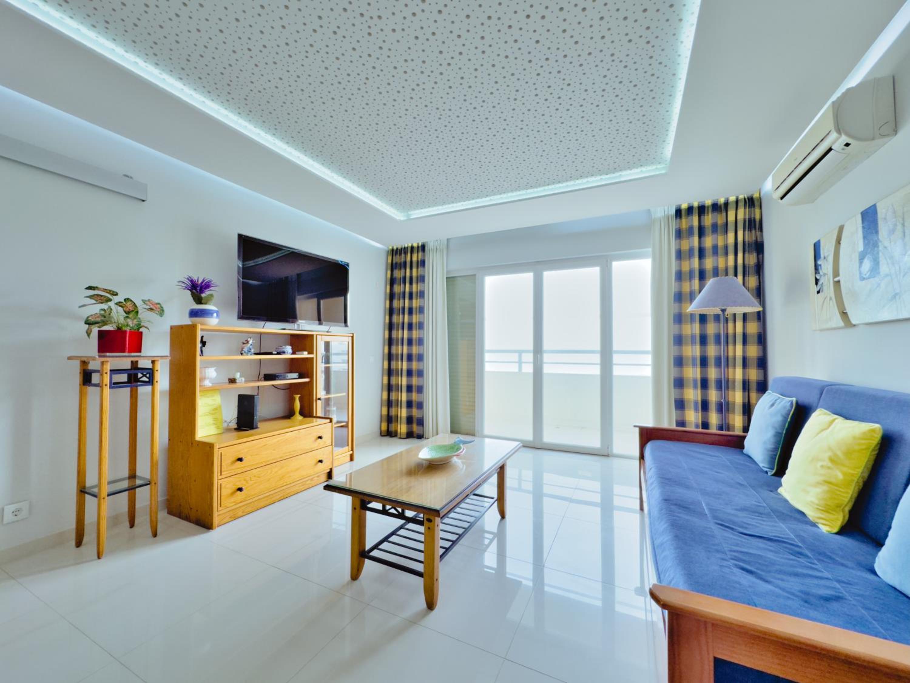 Superior Large One-Bedroom Apartment with Sea View - Photo 16