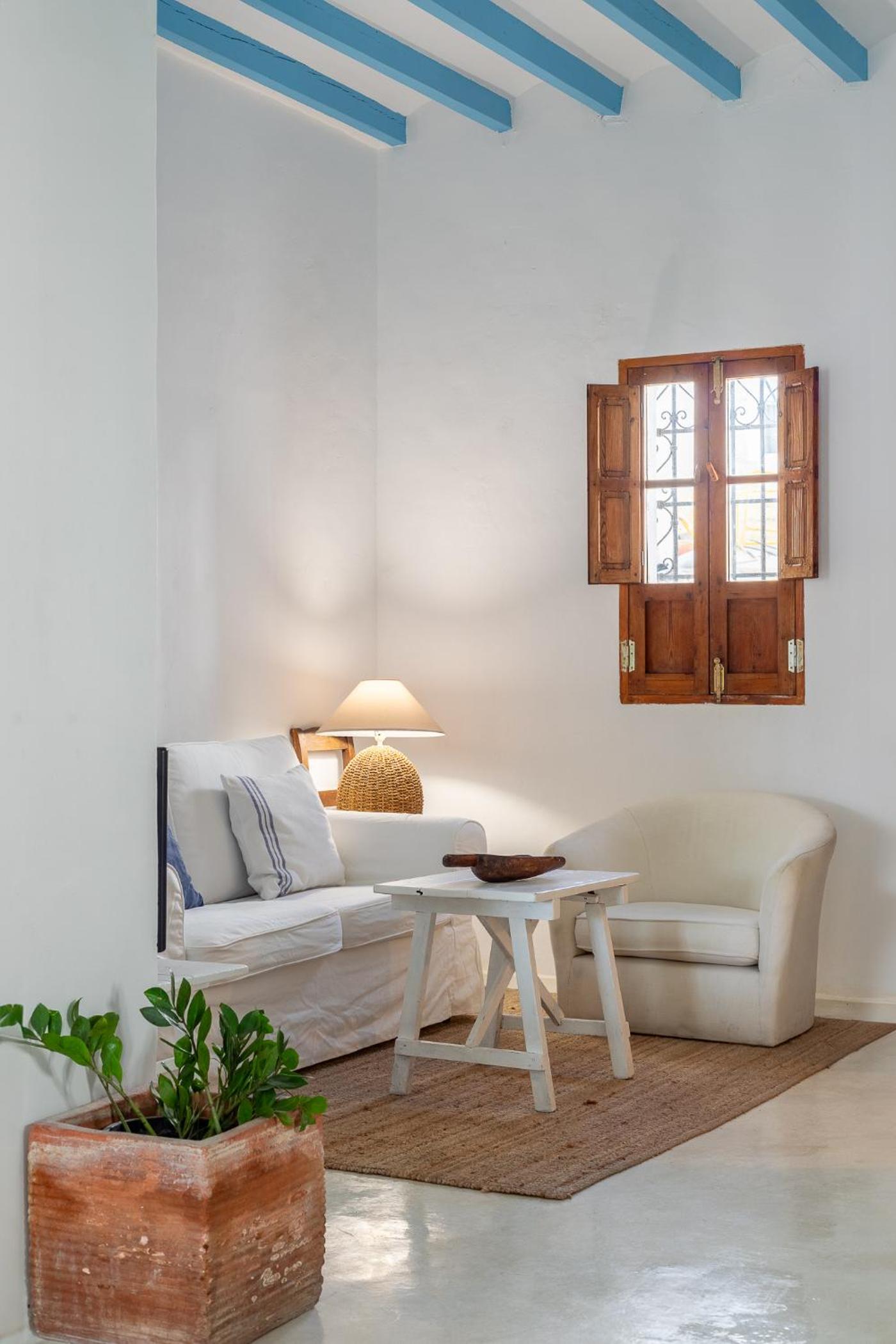 Two-Bedroom House with Private Garden photo 3