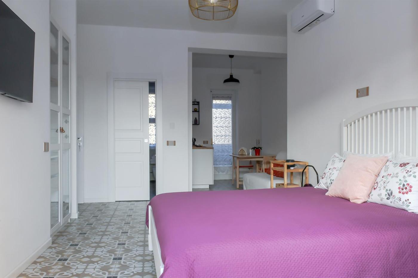 Family Suite with Balcony - Photo 25