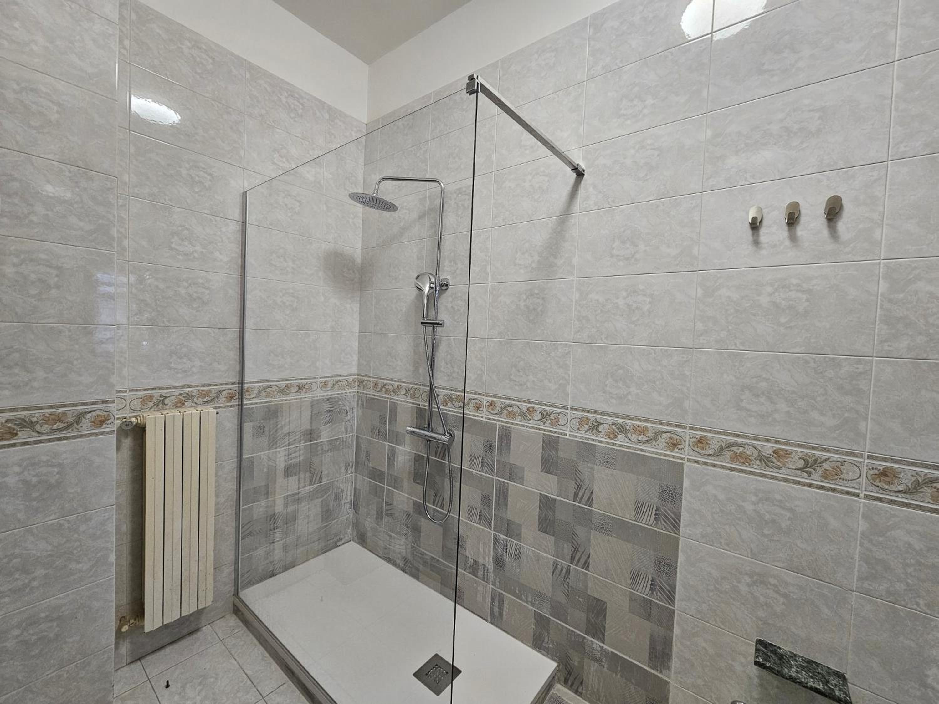 Large Double Room - Photo 10