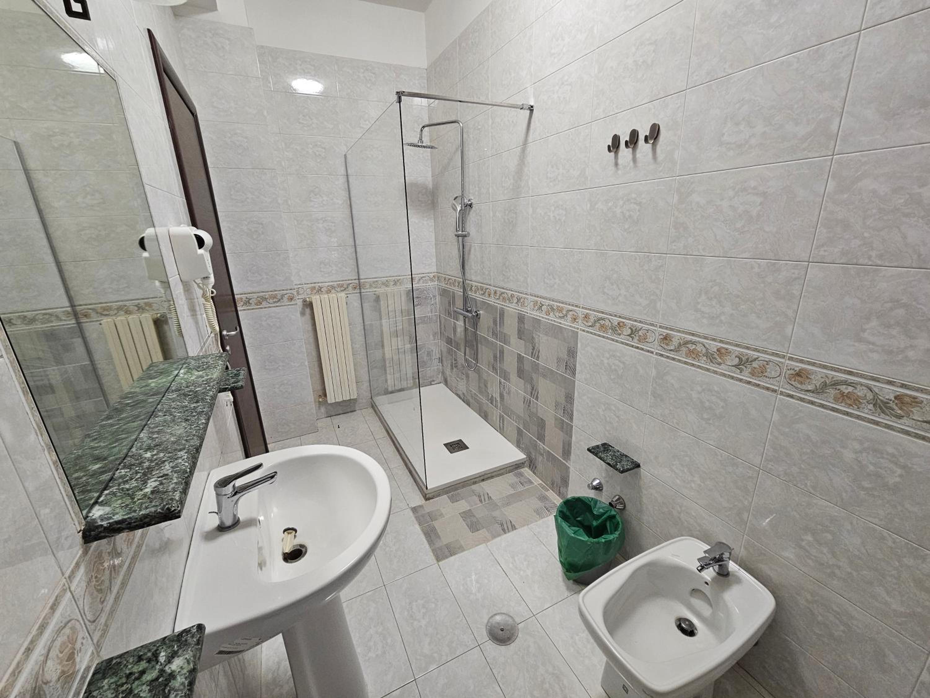 Large Double Room - Photo 2