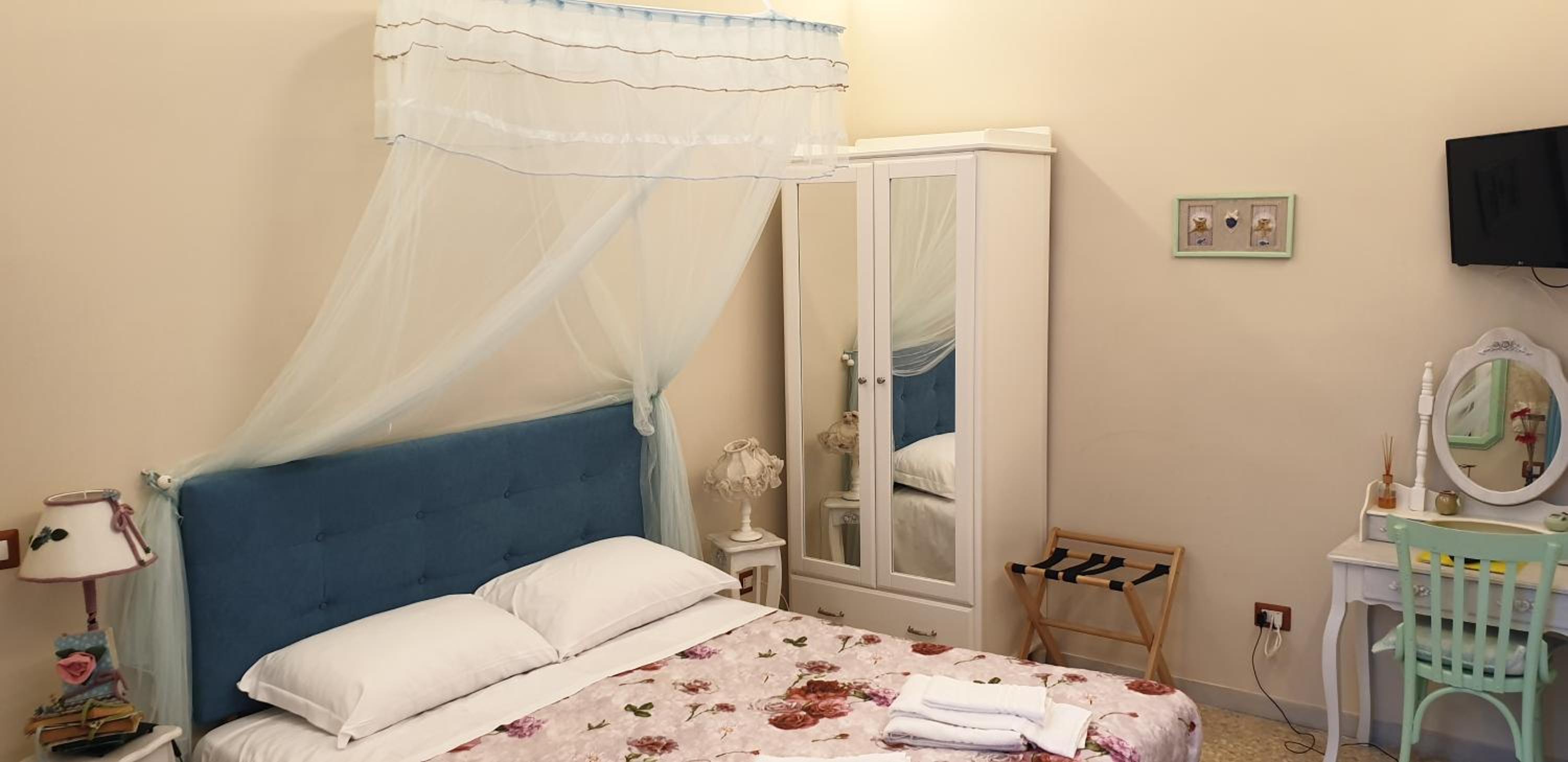 Deluxe Double Room with Side Sea View