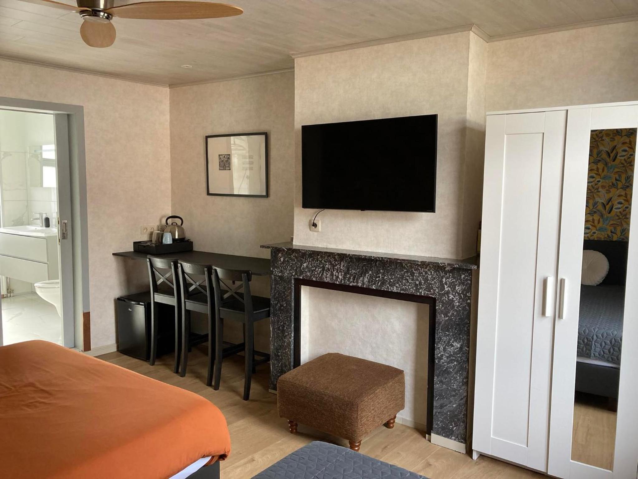 Family Room with Private Bathroom - Photo 2