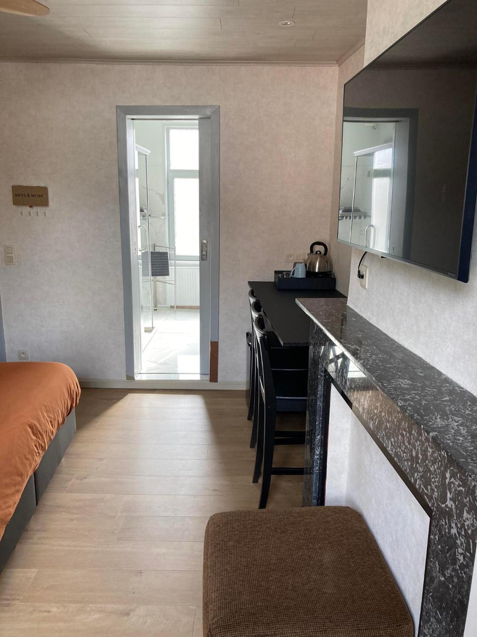 Family Room with Private Bathroom - Photo 4