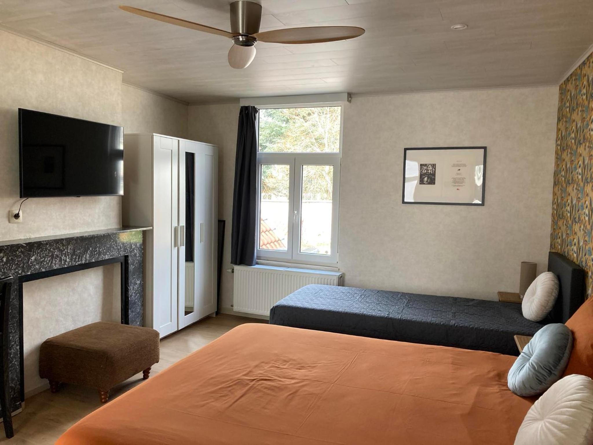 Family Room with Private Bathroom - Photo 9