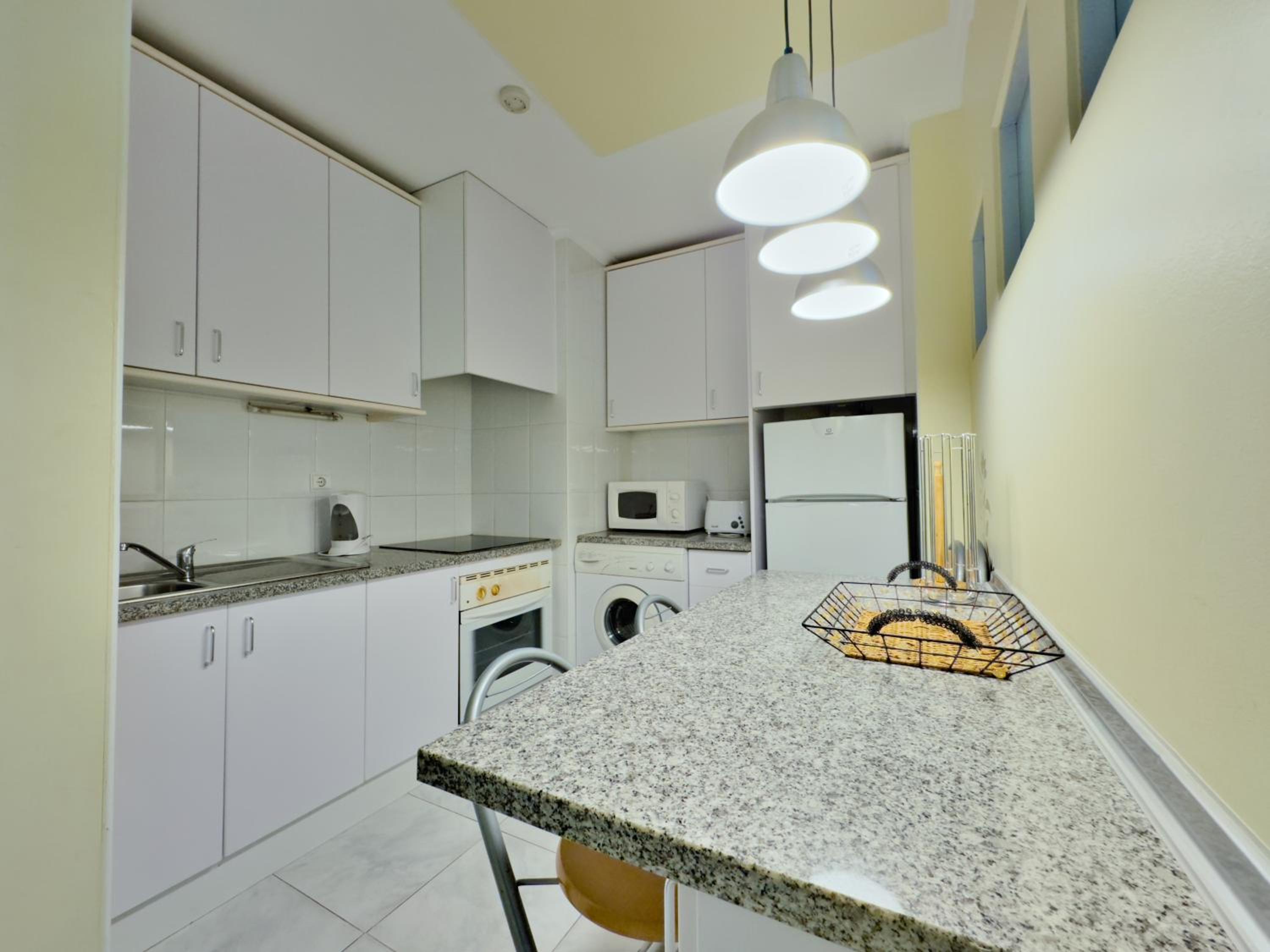One-Bedroom Apartment with City and River View - Photo 11