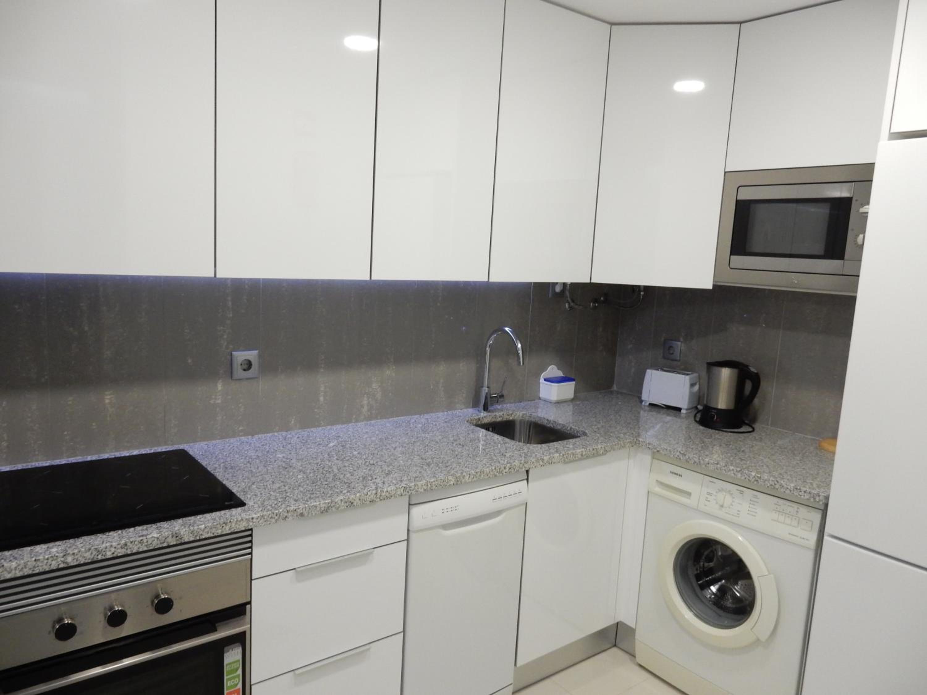 Superior Large One-Bedroom Apartment with Sea View - Photo 9