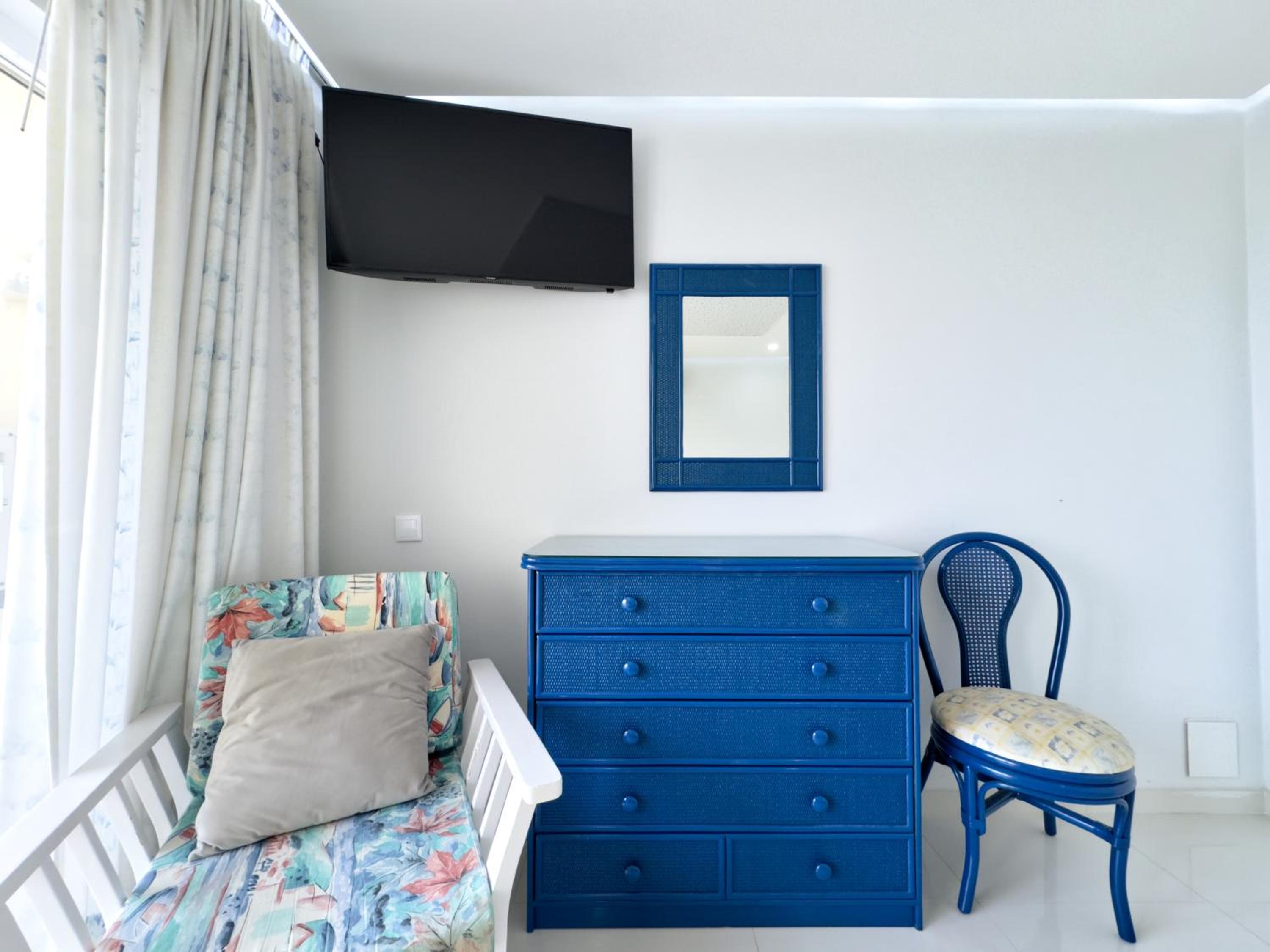 Superior Large One-Bedroom Apartment with Sea View - Photo 20