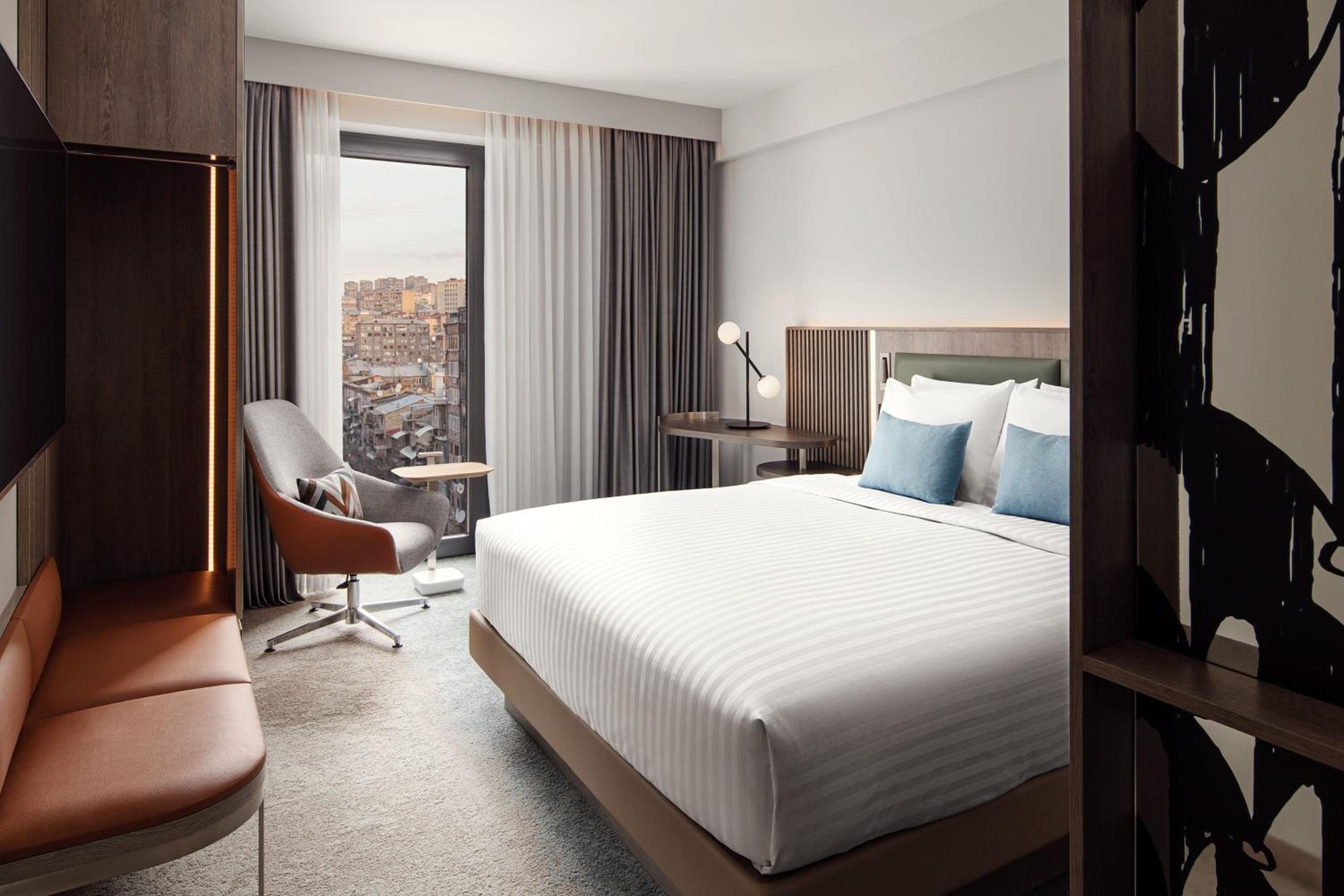 Superior King Room with City View photo 1