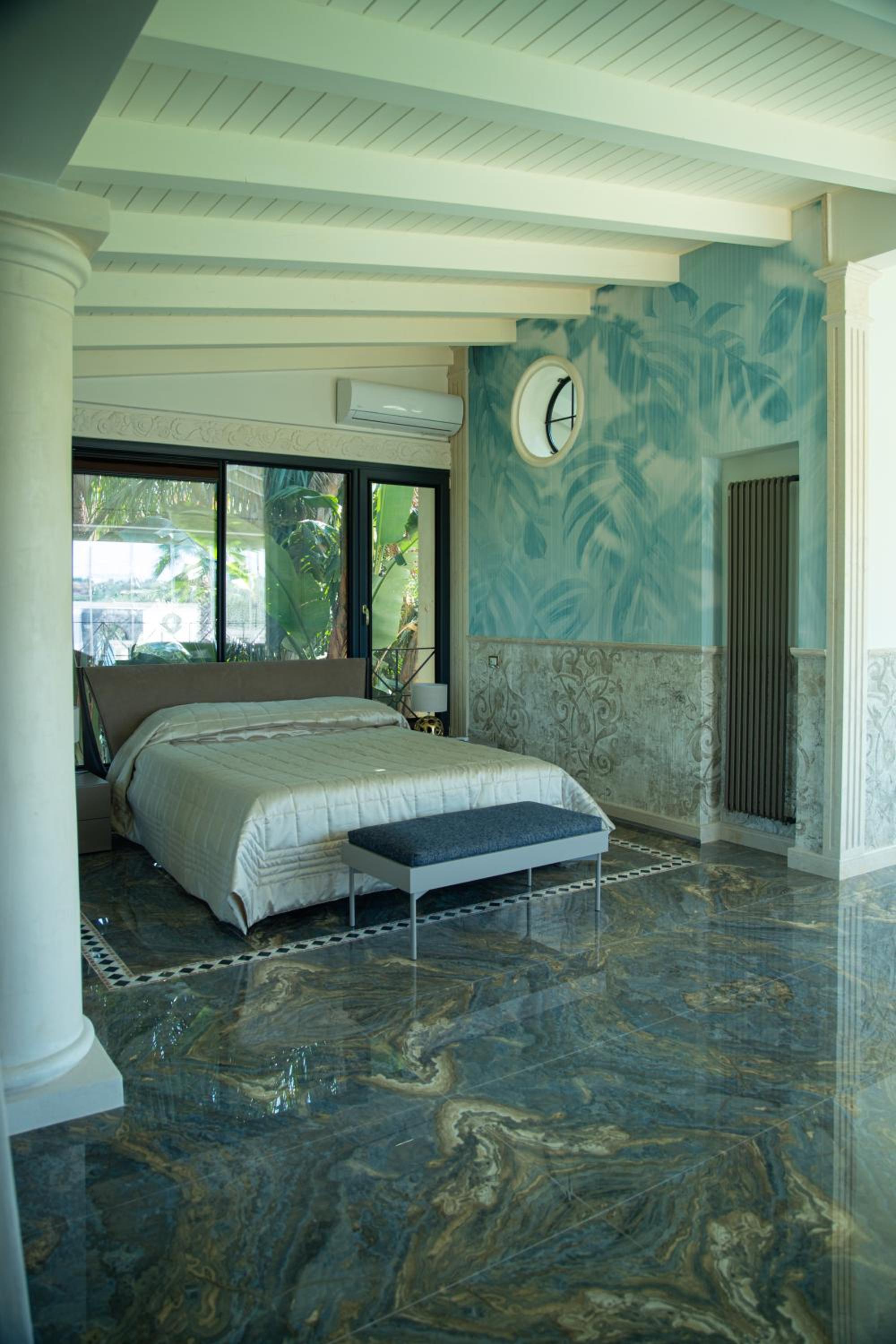 Deluxe King Room photo 1