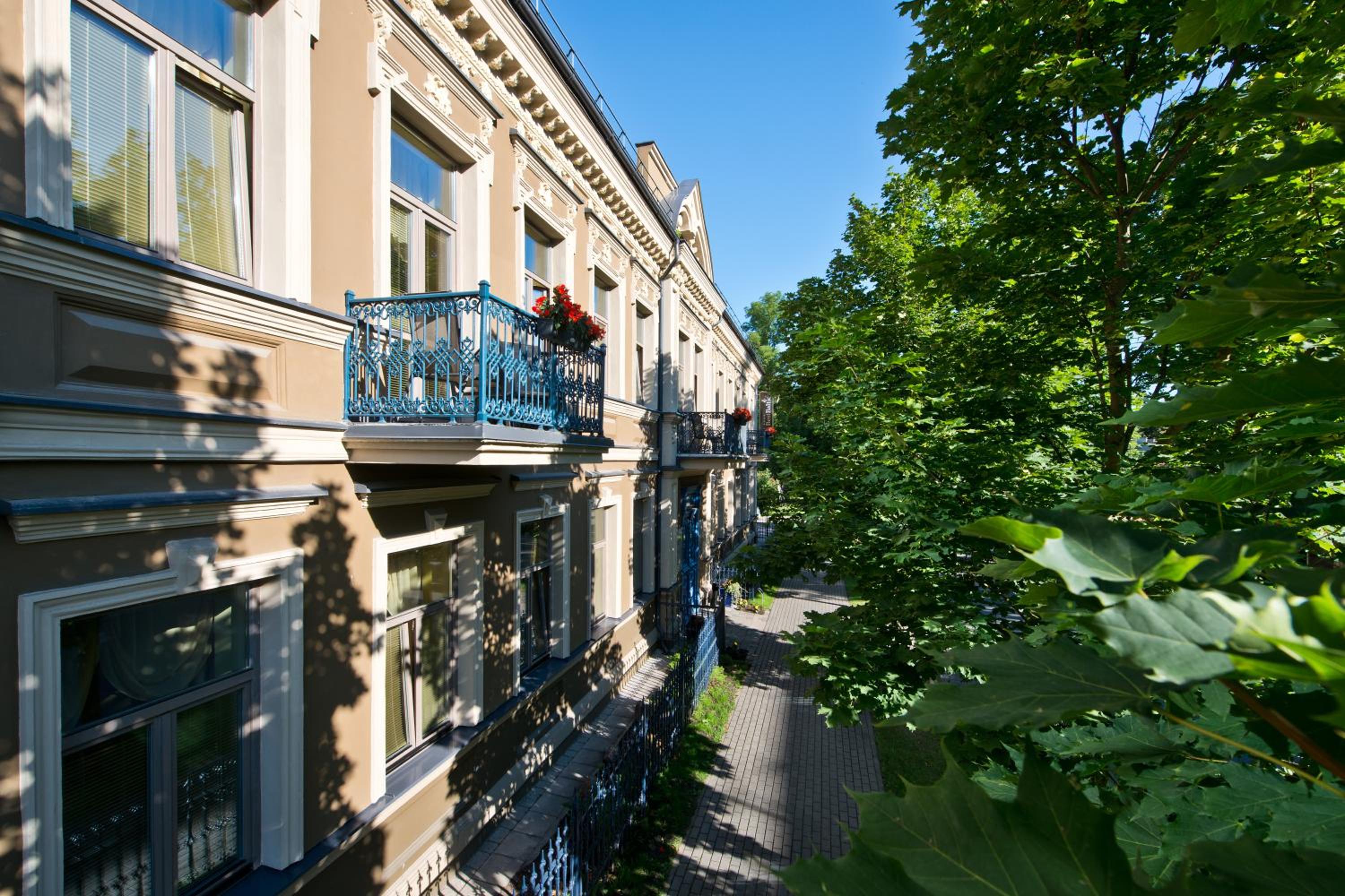 Double or Twin Room with Balcony and with Sauna and Jacuzzi access - Photo 8