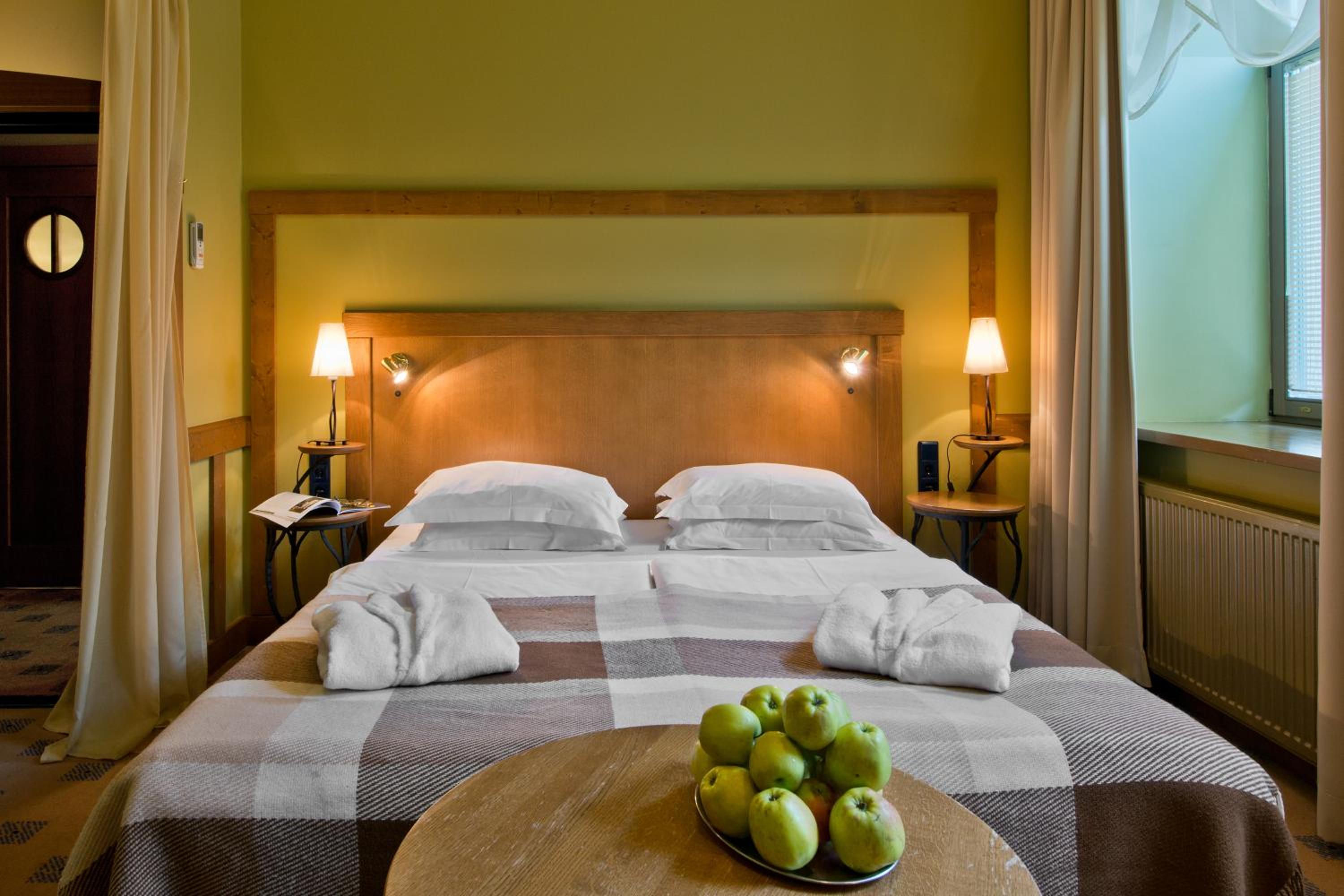 Double or Twin Room with Sauna and Jacuzzi access - Photo 9