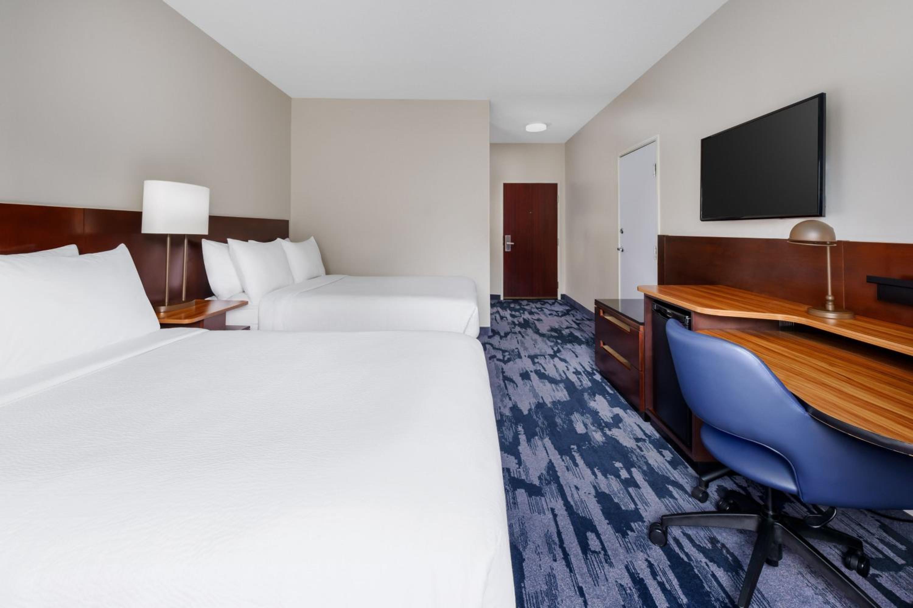 Queen Room with Two Queen Beds - Photo 7