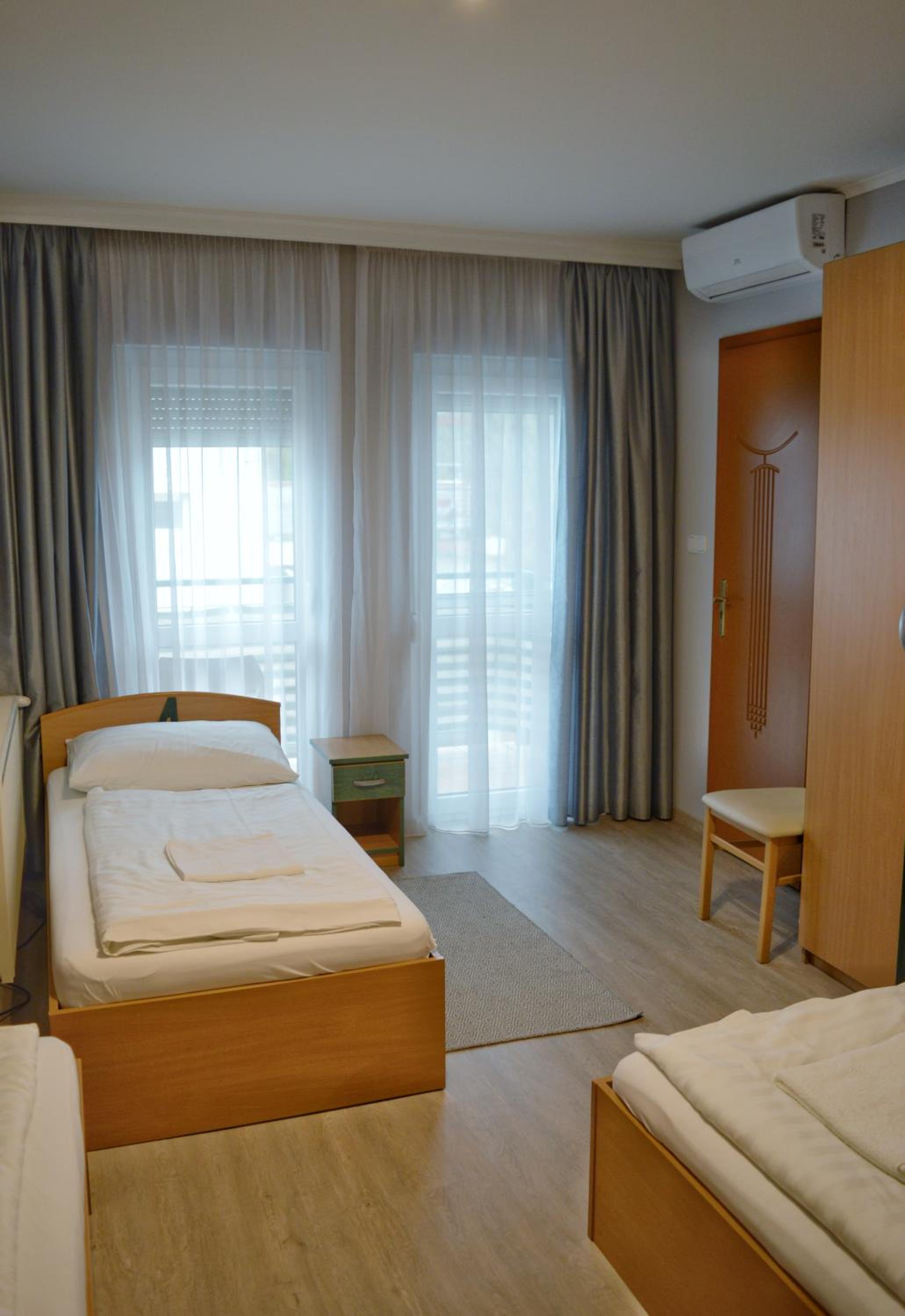 Quadruple Room - Photo 7
