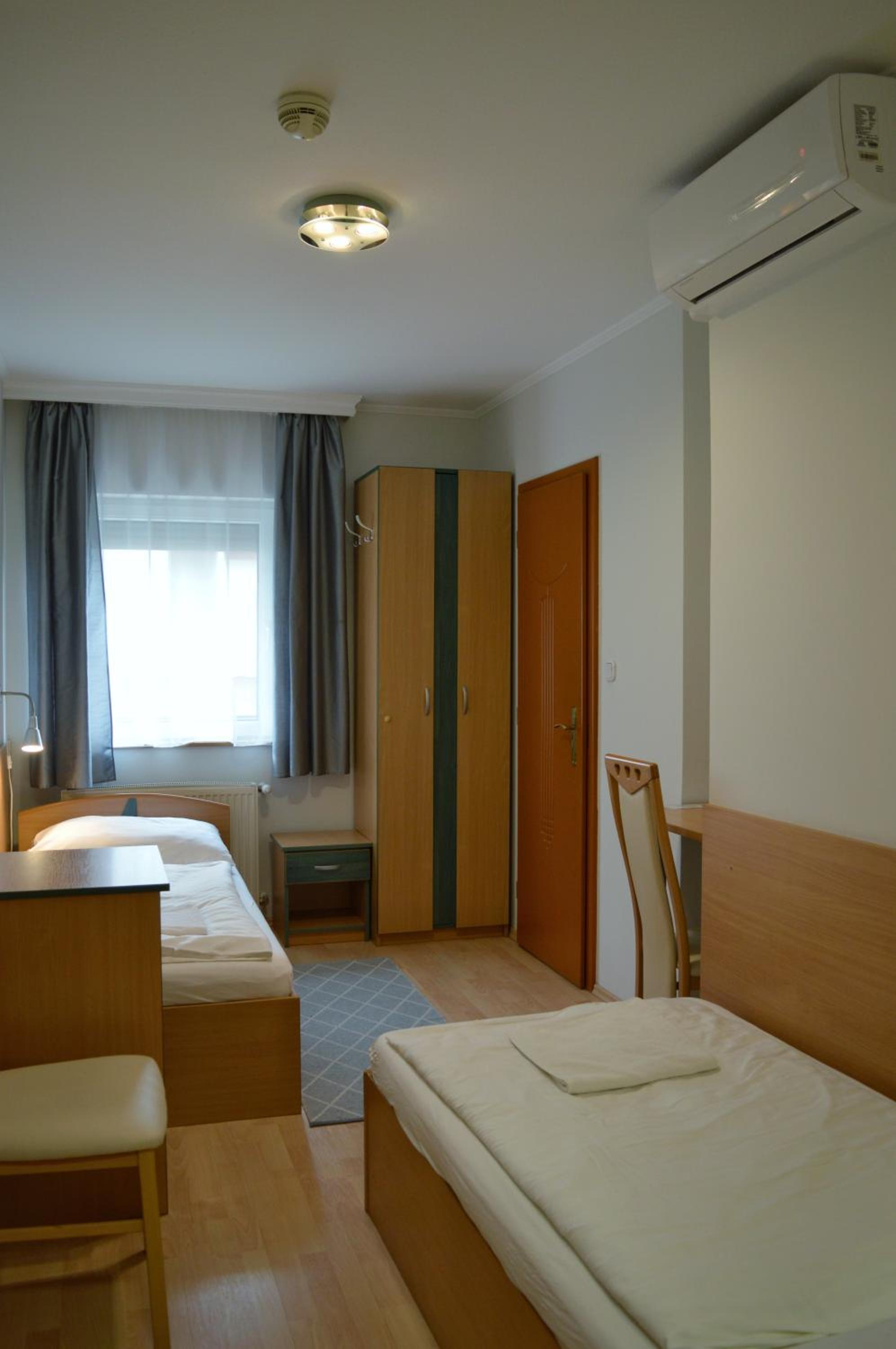 Twin Room - Photo 2