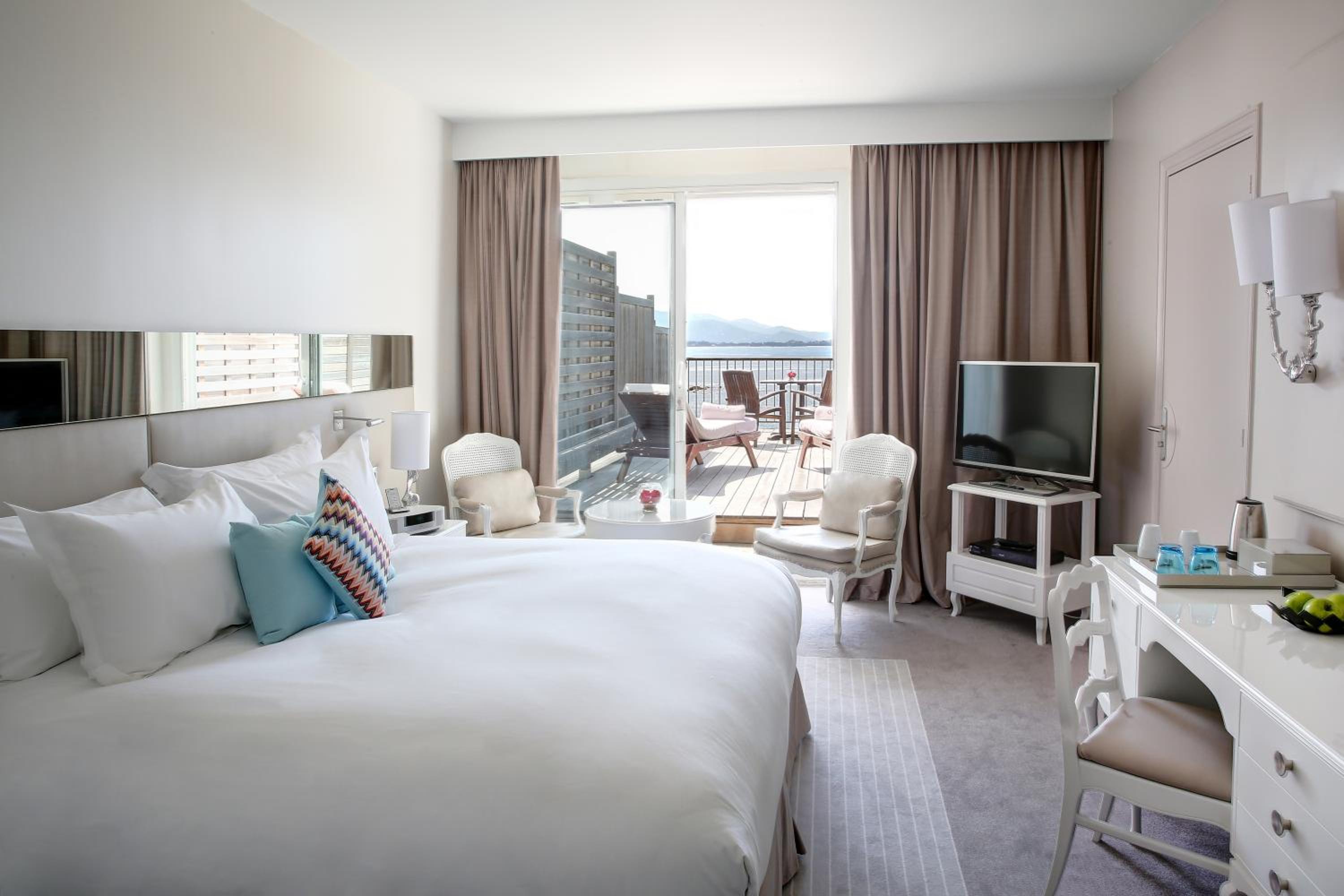 Deluxe room with 1 queen bed - Photo 3