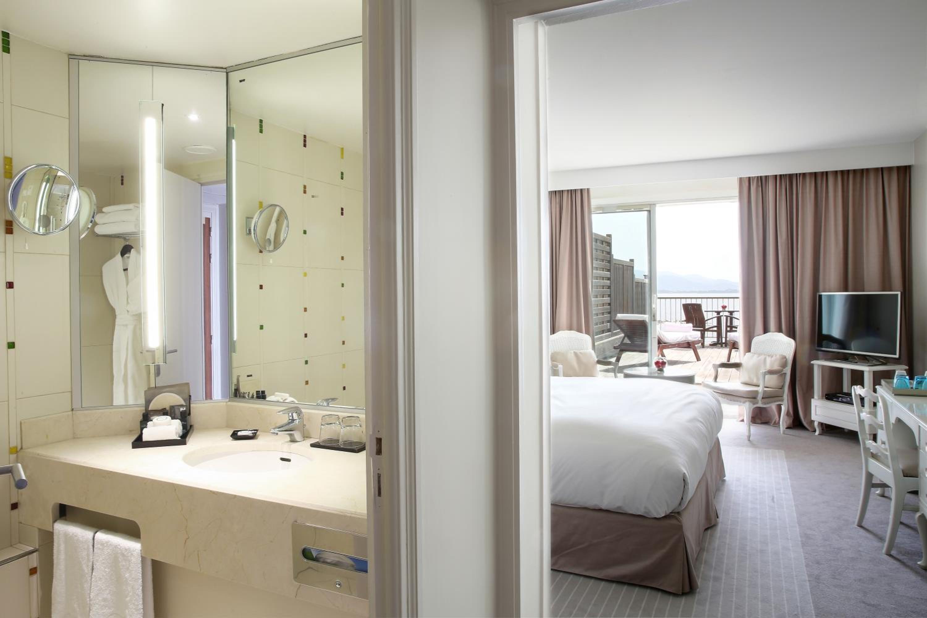 Luxury King Room with Private Solarium and Sea View  - Photo 2
