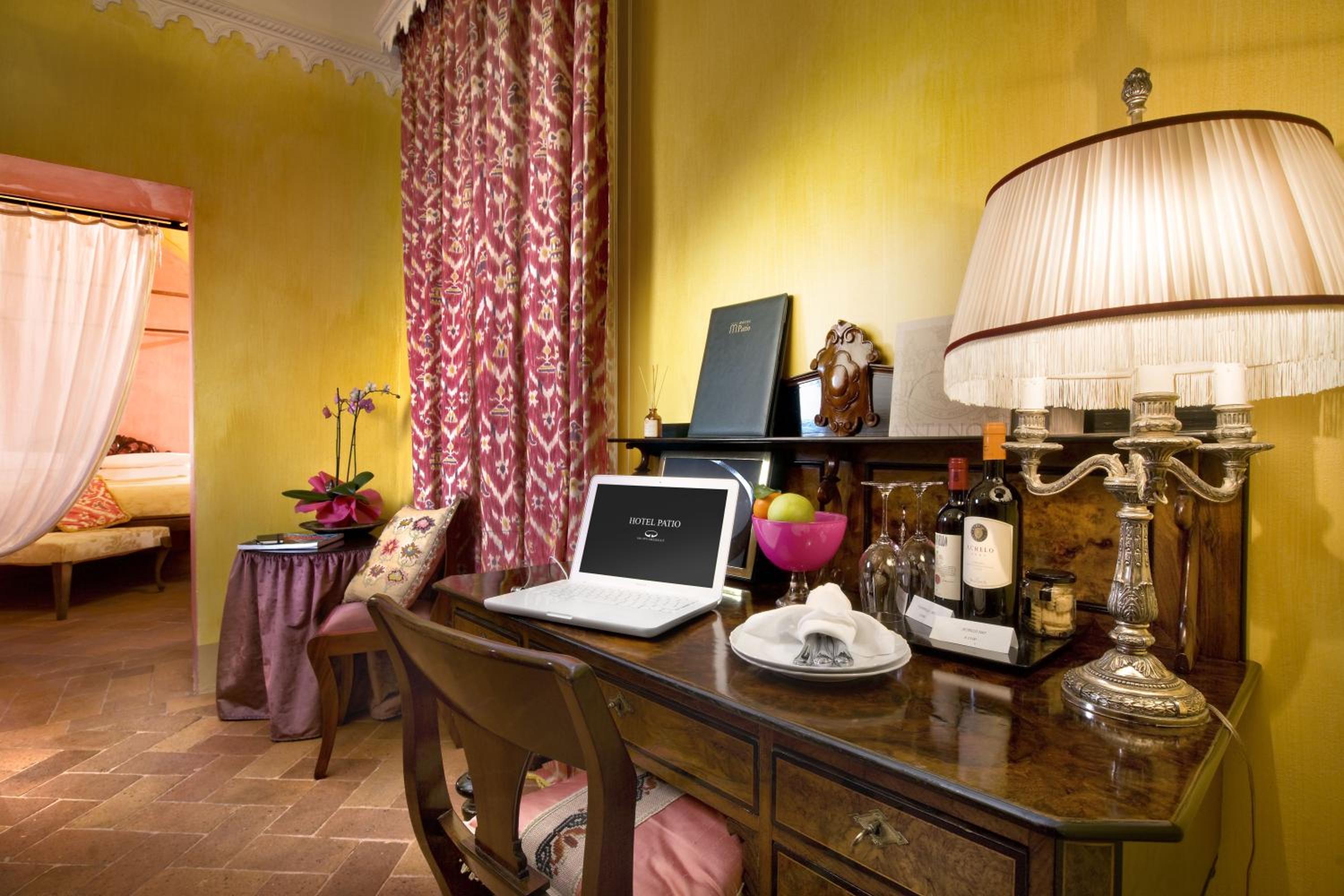 Suite - Photo 1