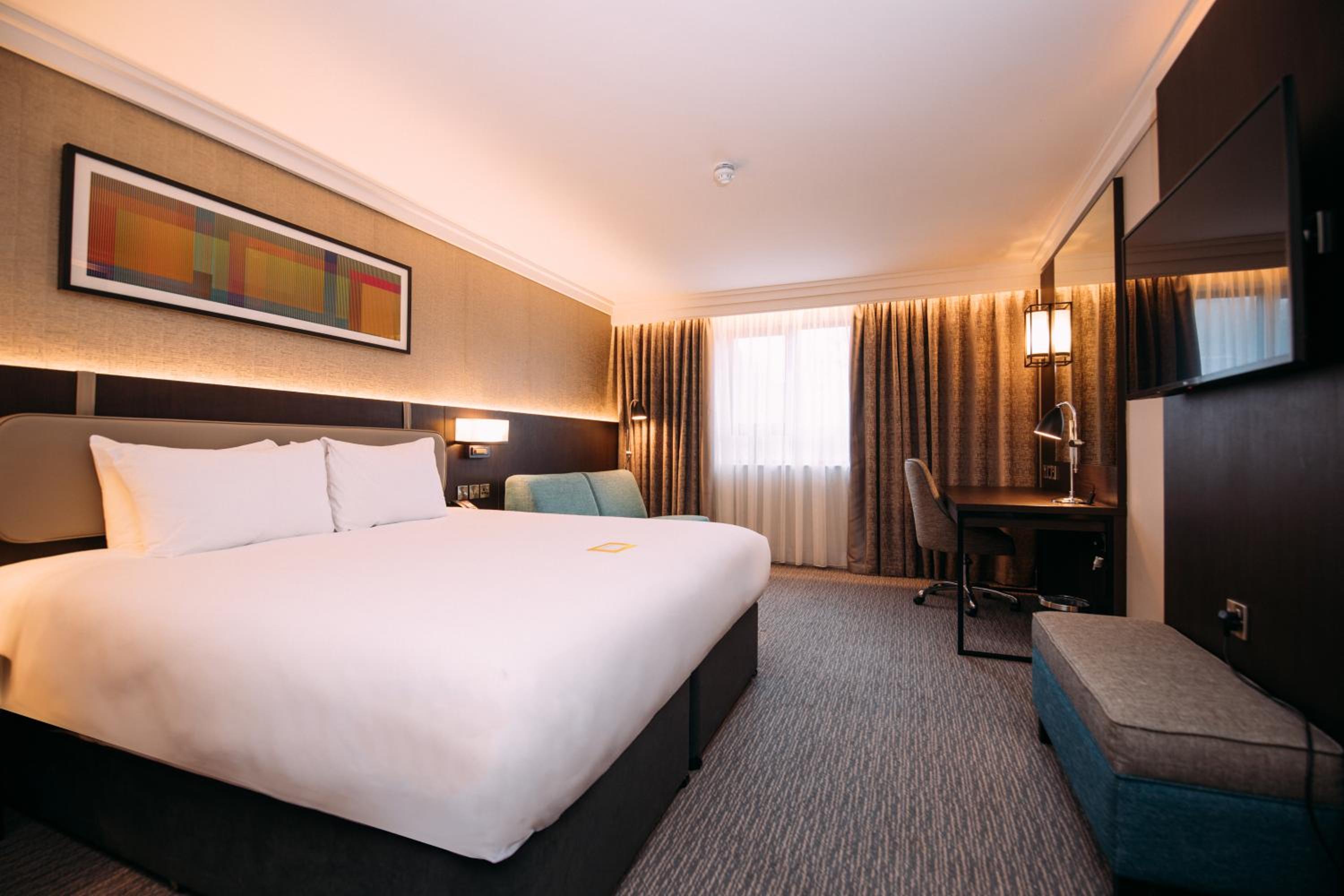 Standard King Room with Sofa Bed - Photo 1