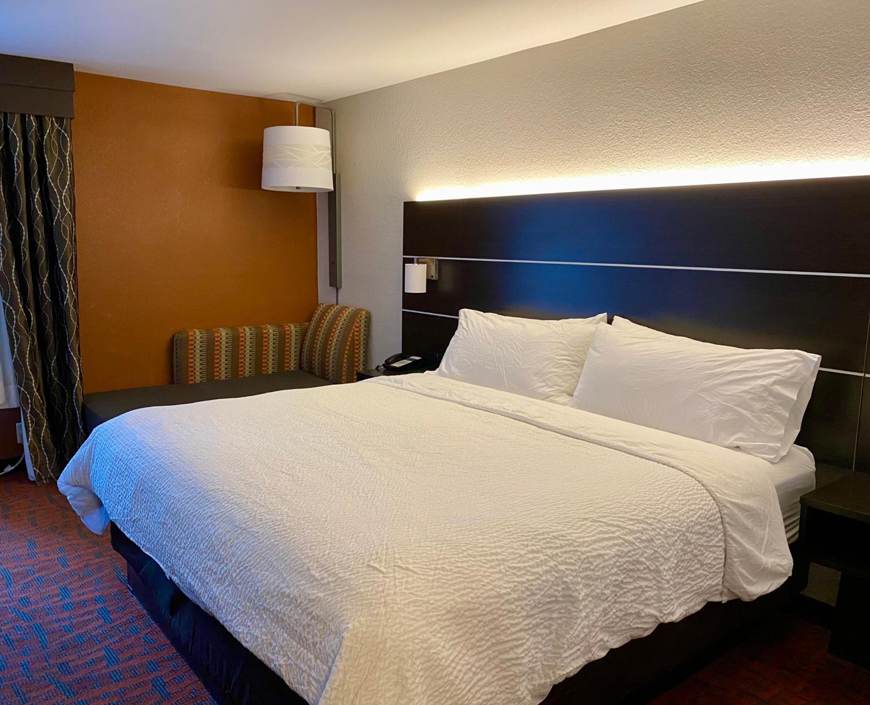 King Suite with Jetted Tub - Photo 3
