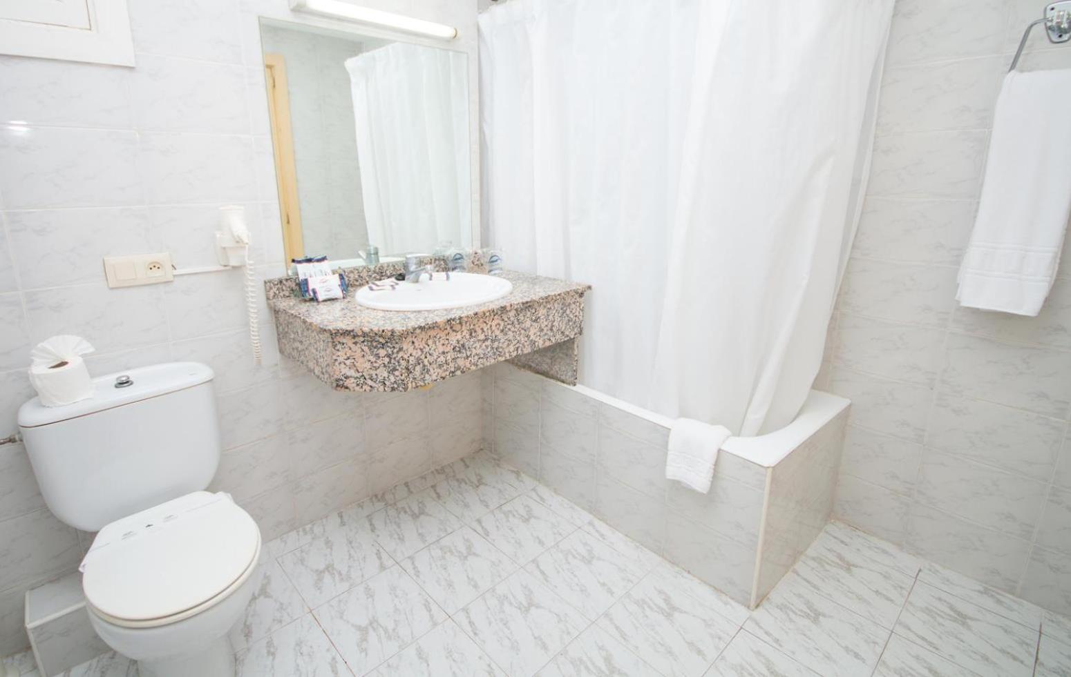 Twin Room - Photo 2