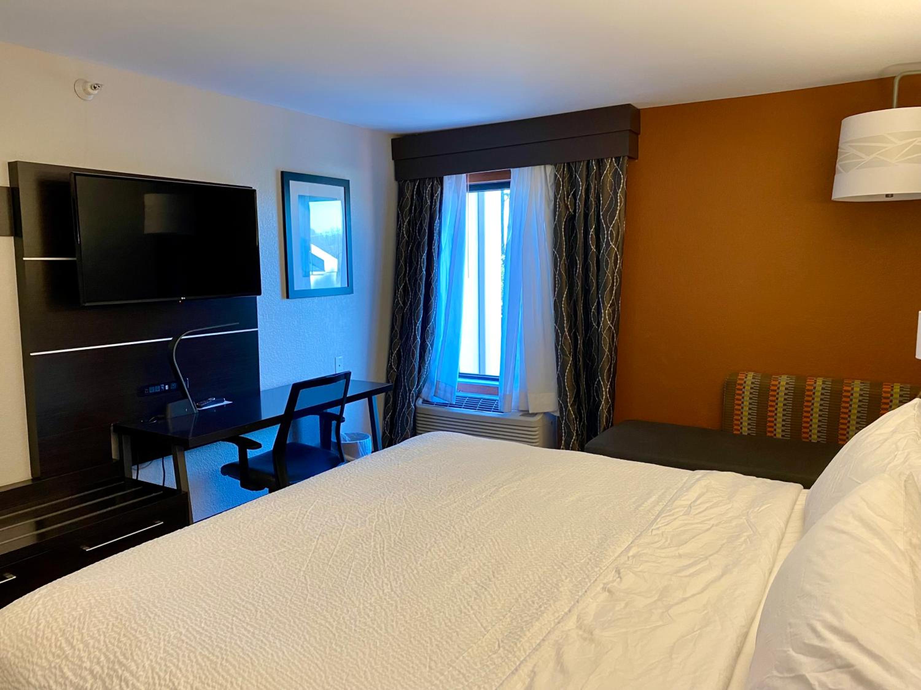 King Suite with Jetted Tub - Photo 4