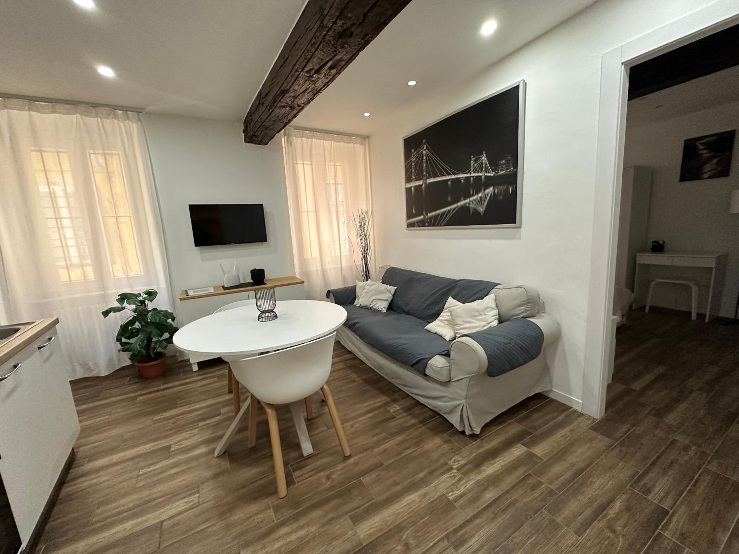One-Bedroom Apartment photo 1