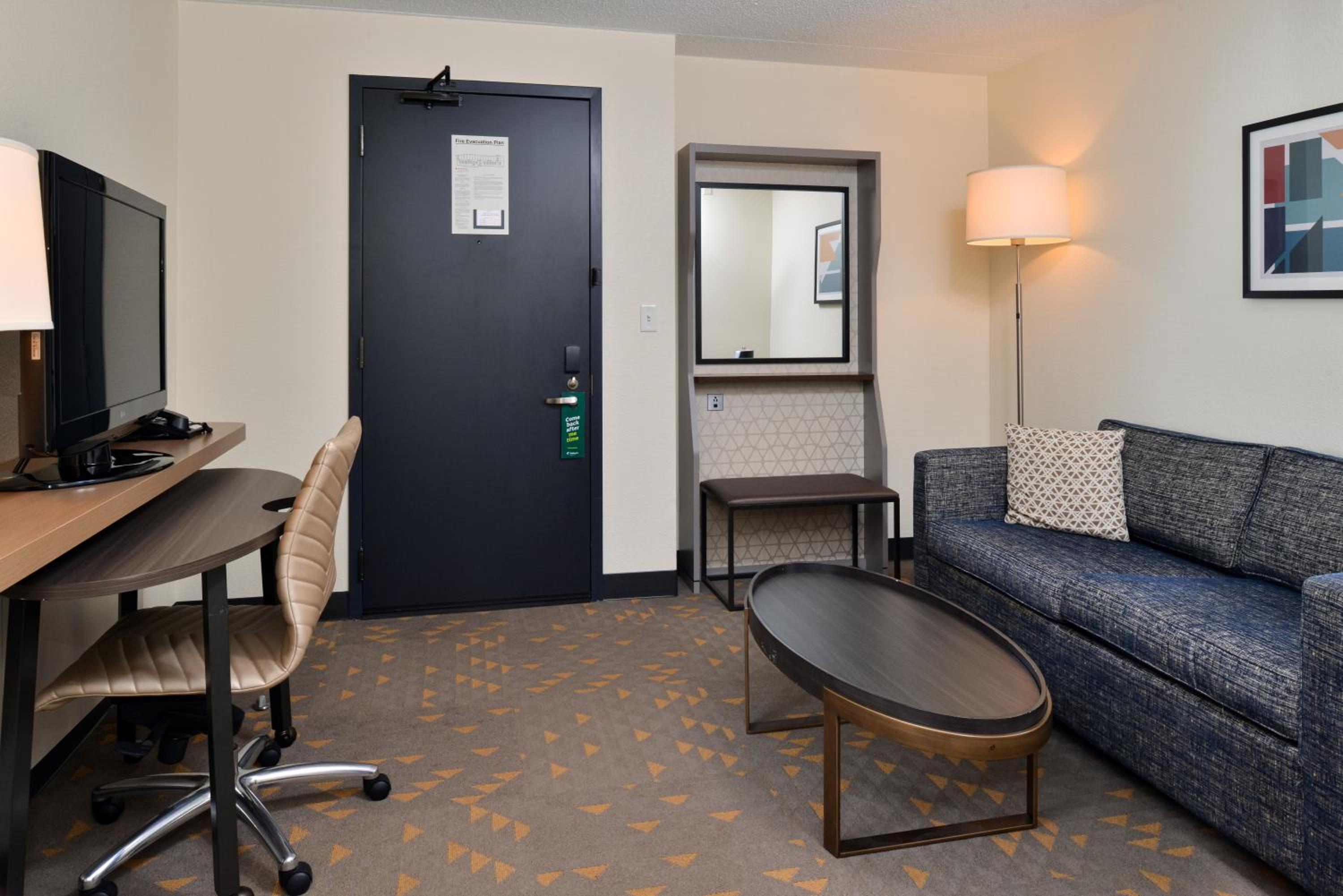 King Room with Sofa Bed - Photo 6