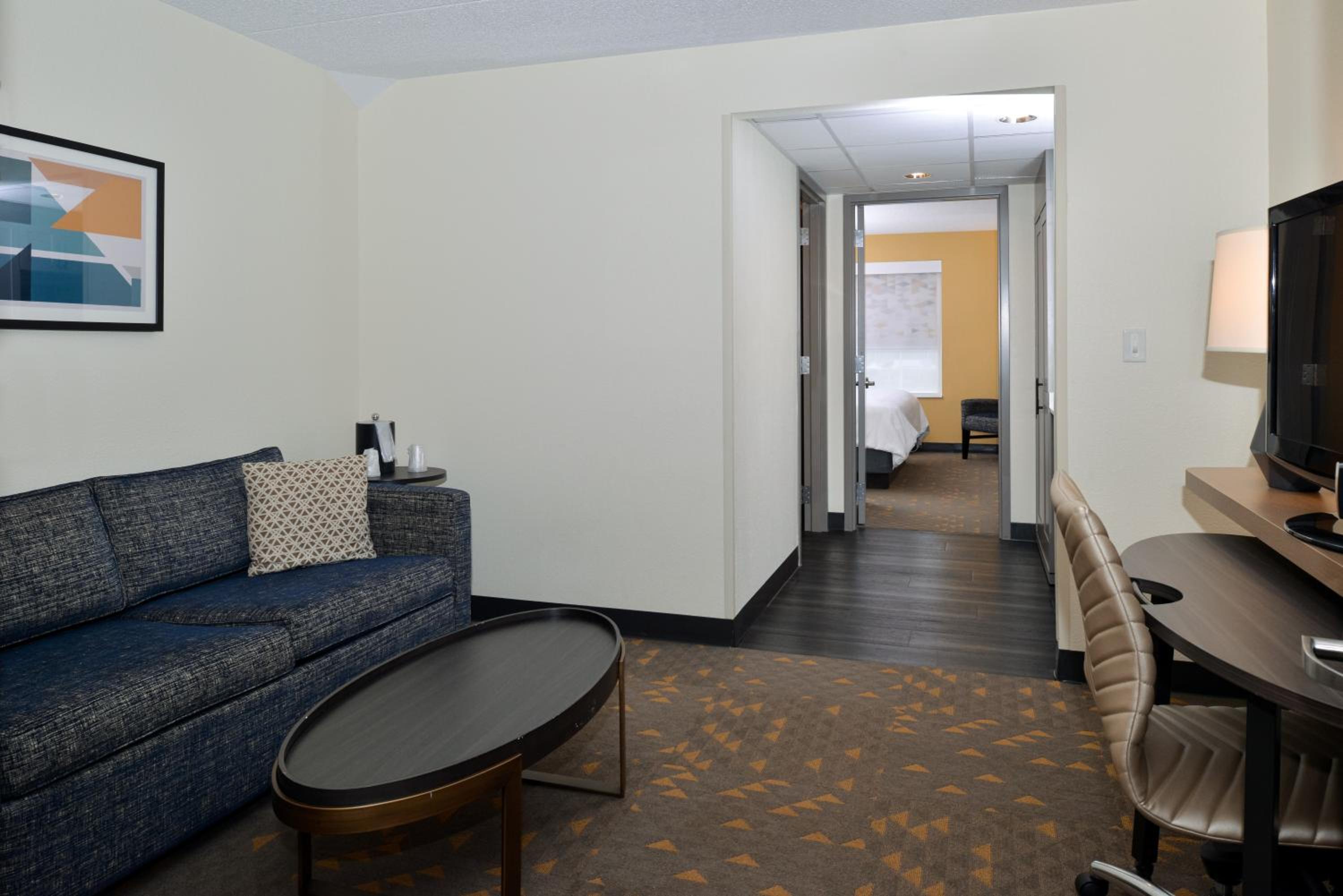King Room with Sofa Bed - Photo 5