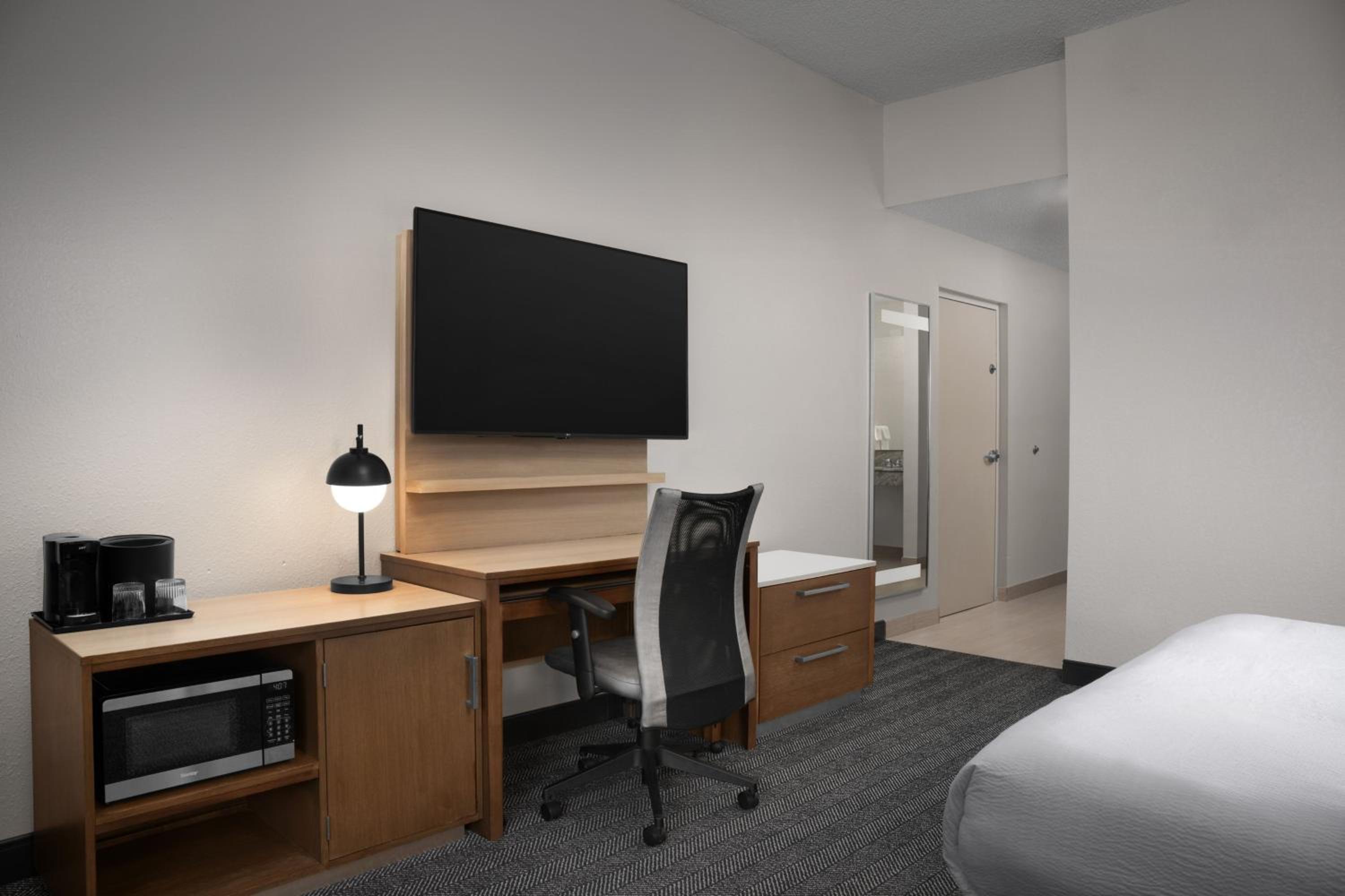 King Room with Roll-in Shower - Mobility and Hearing Accessible thumbnail 5