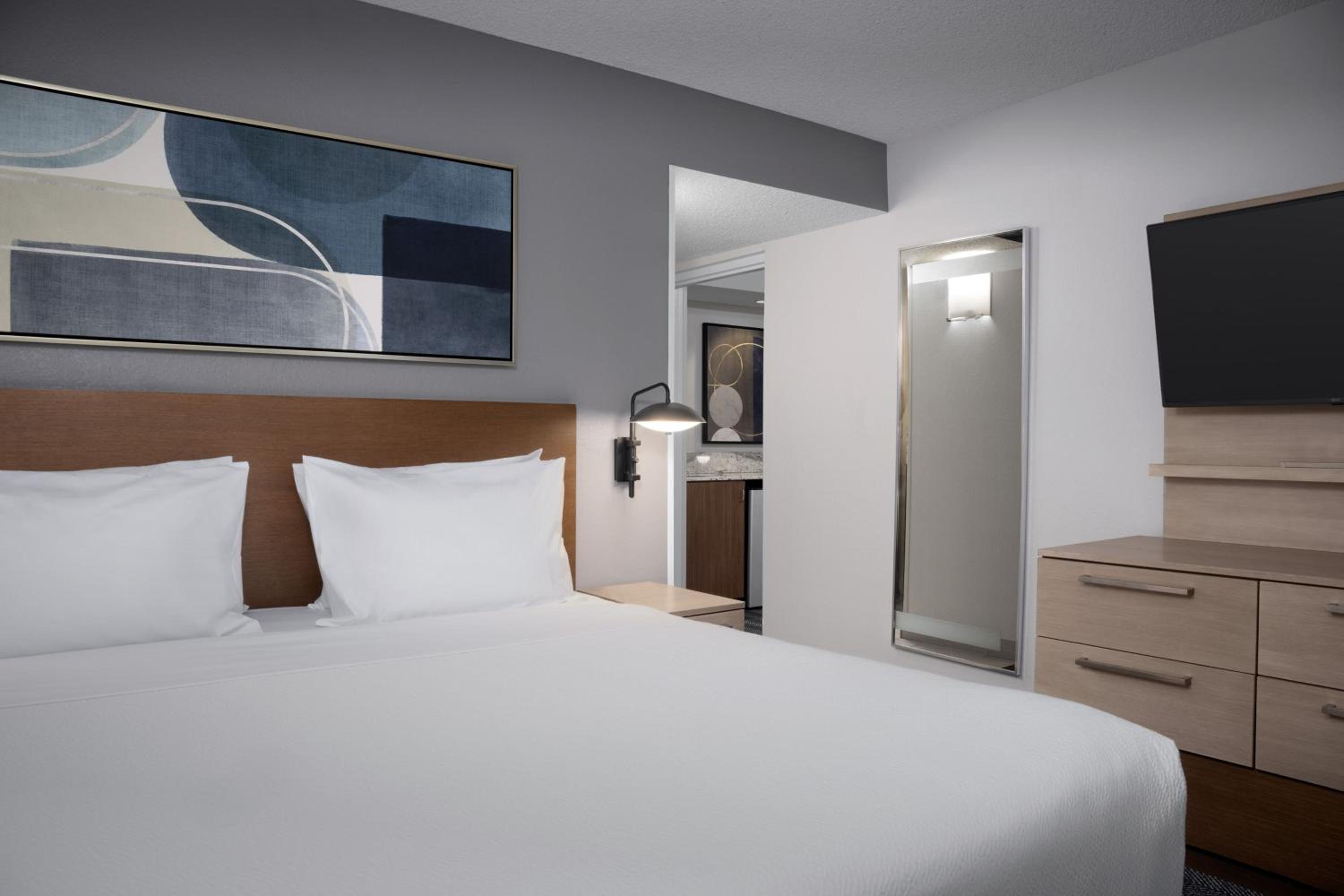 1 Bedroom Larger Suite, 1 King, Corner room, Balcony