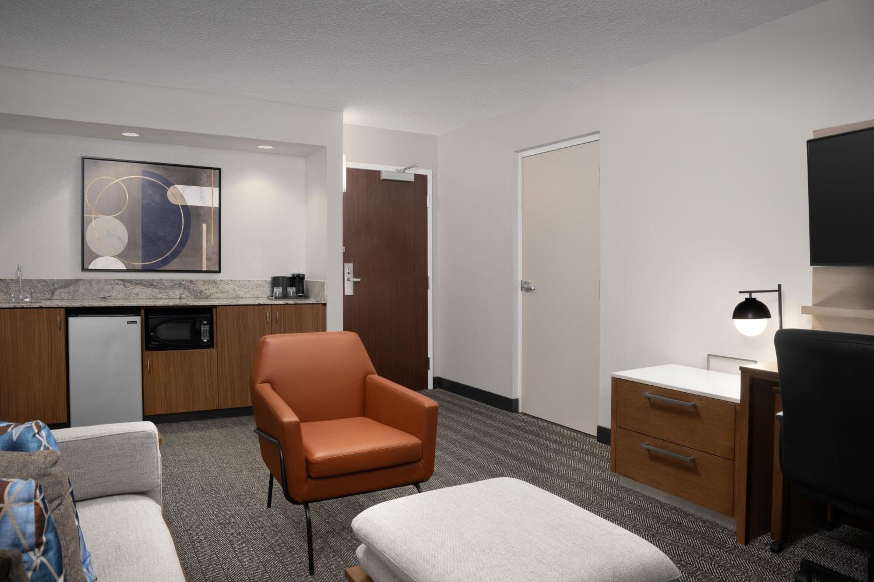 1 Bedroom Larger Suite, 1 King, Corner room, Balcony