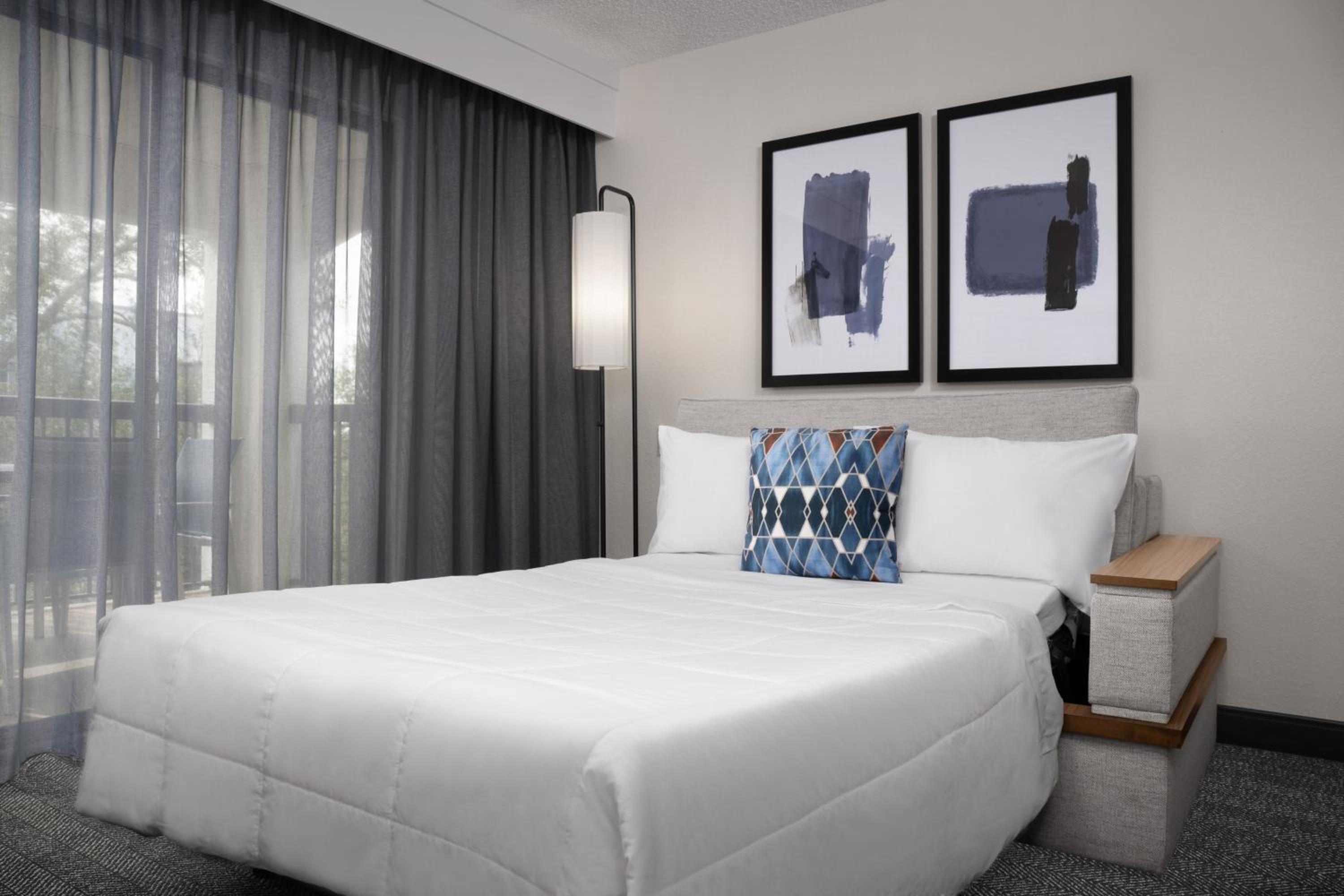 1 Bedroom Larger Suite, 1 King, Corner room, Balcony