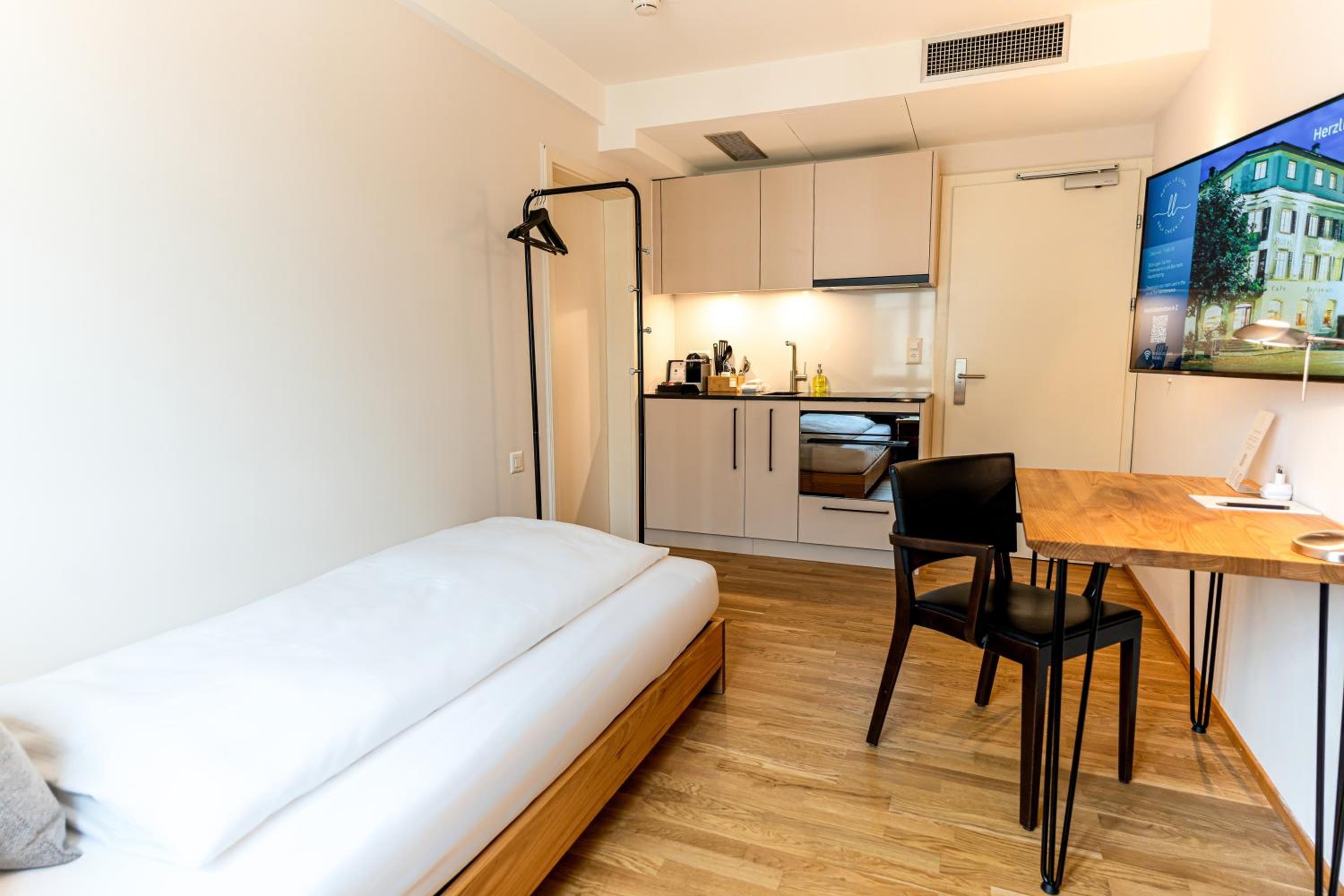 Single Room with Bath photo 3