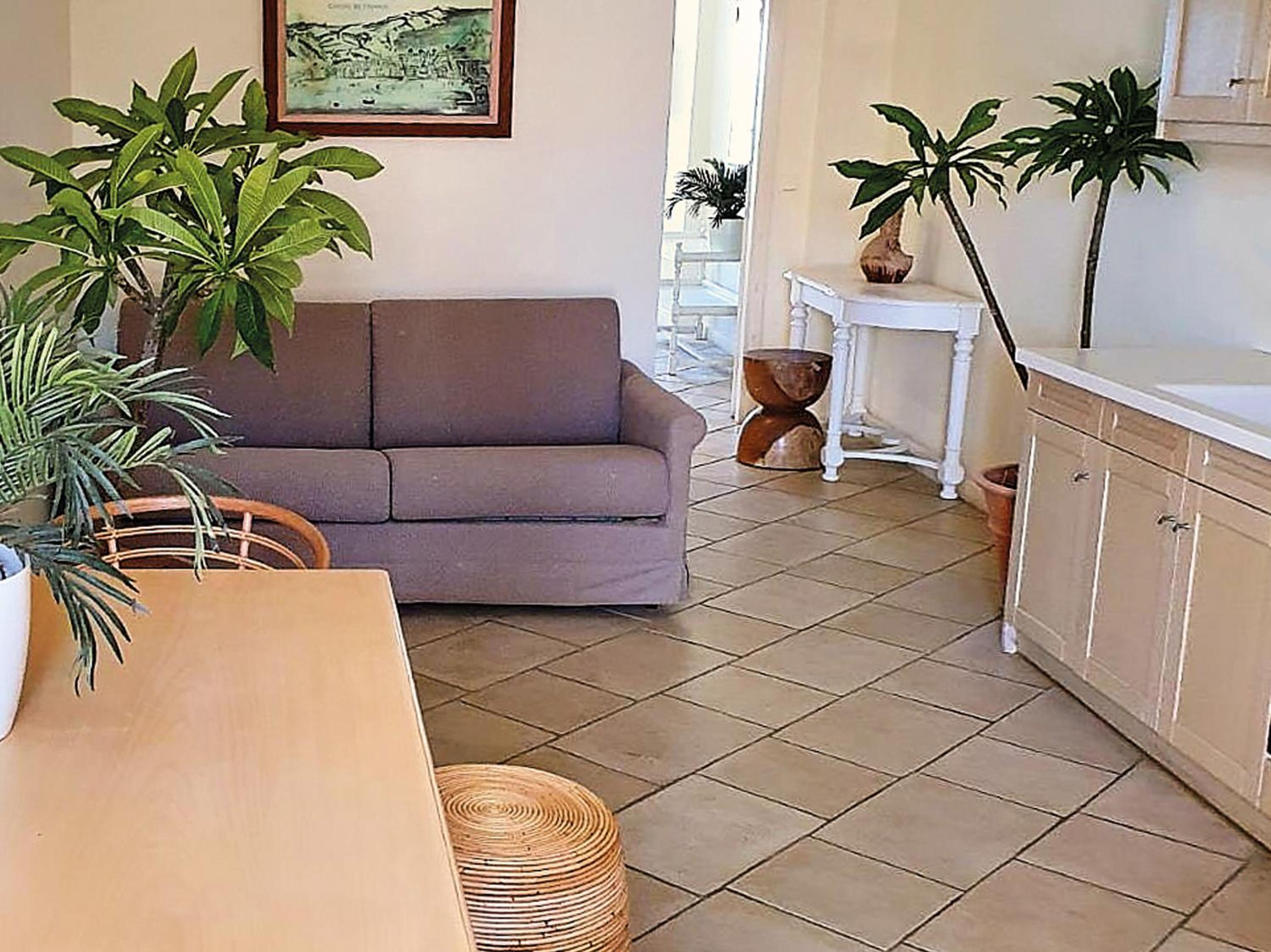 Sea View Apartment thumbnail 5