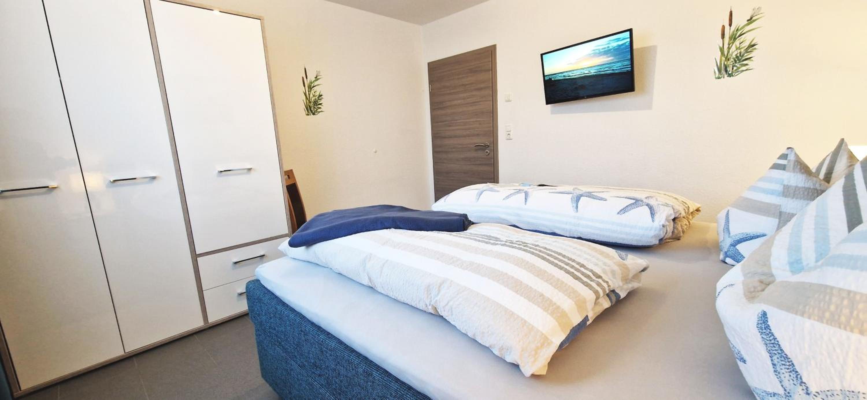Six-Bedroom House photo 3