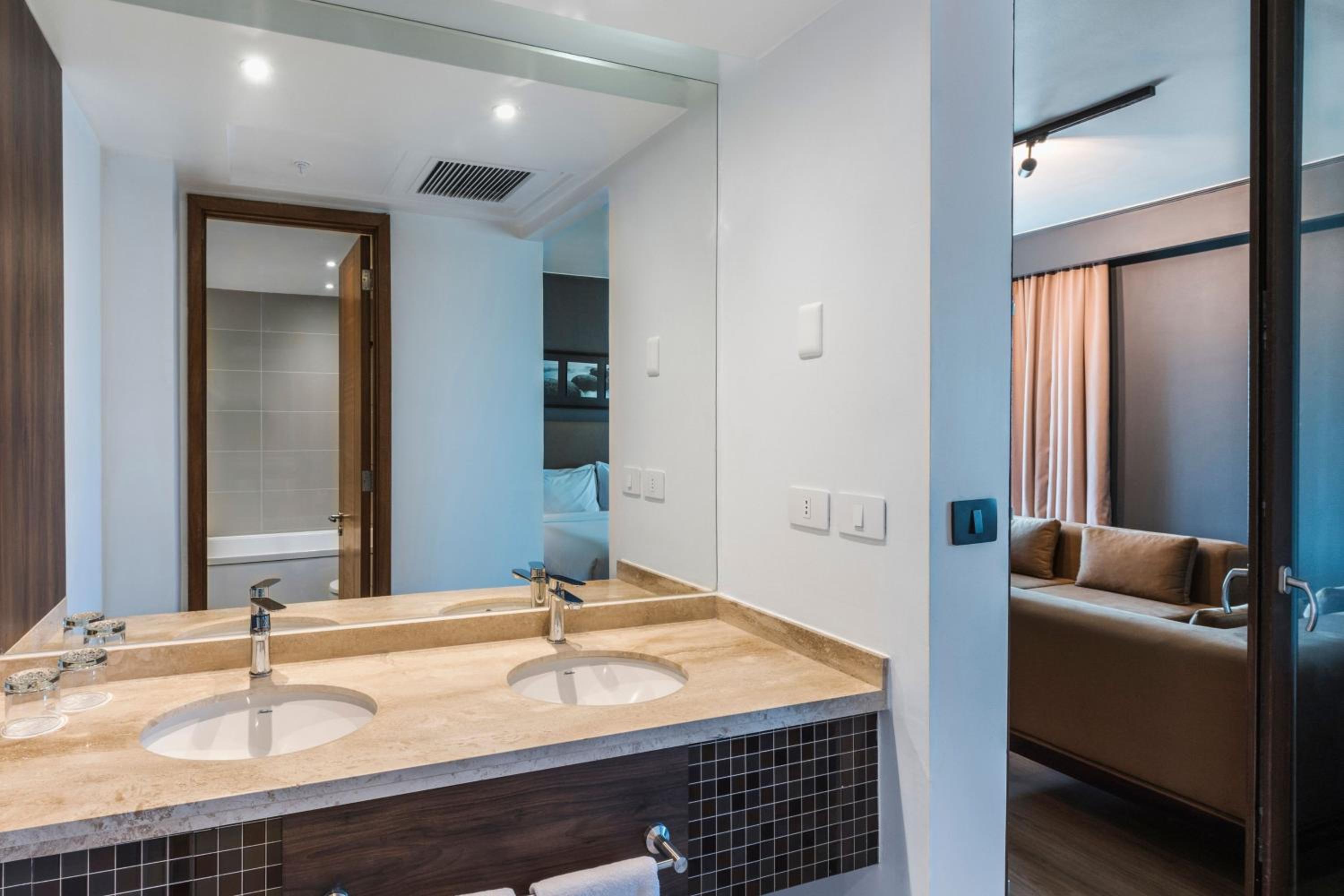 One-Bedroom King Suite with Whirlpool - Photo 5
