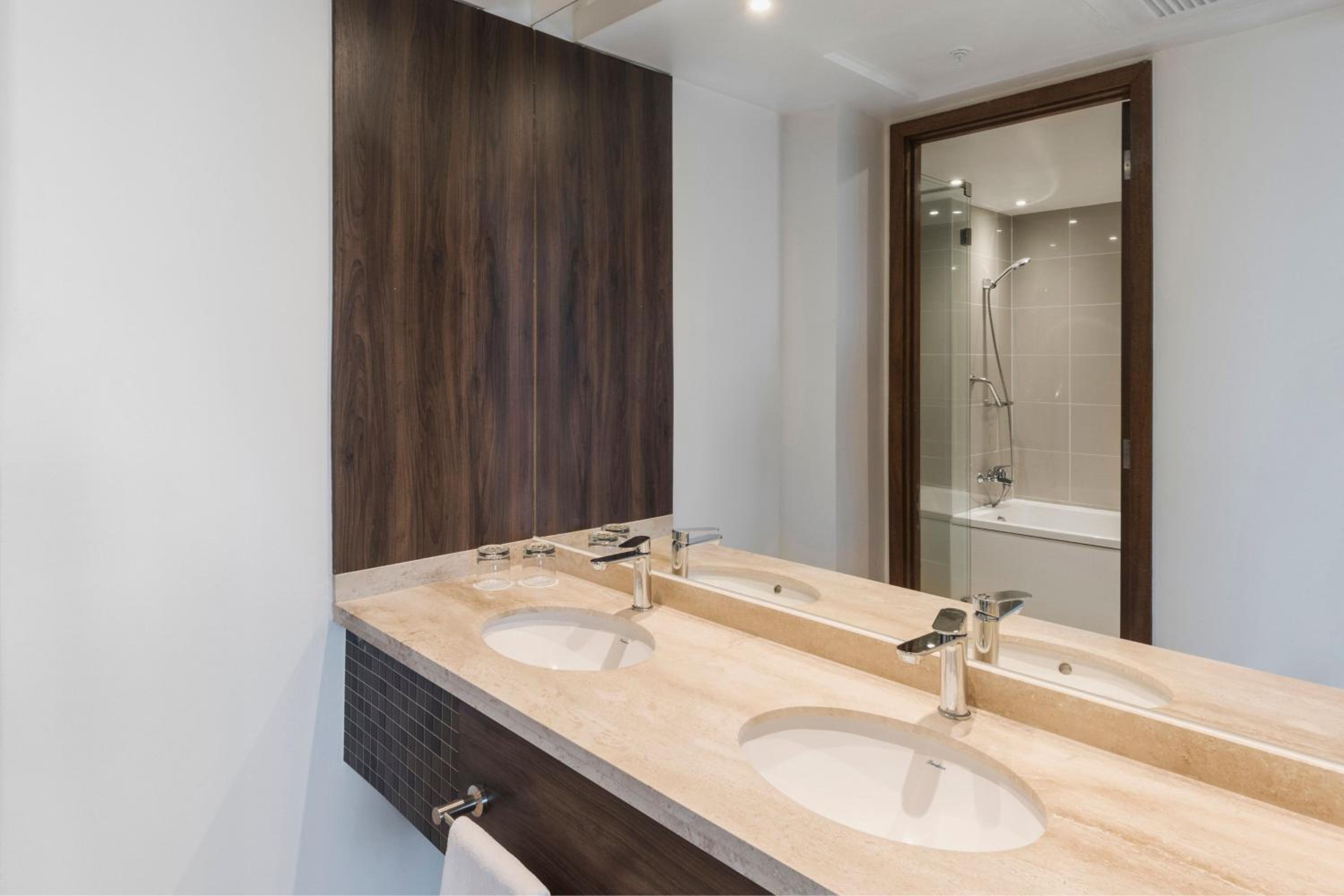 One-Bedroom King Suite with Whirlpool - Photo 4