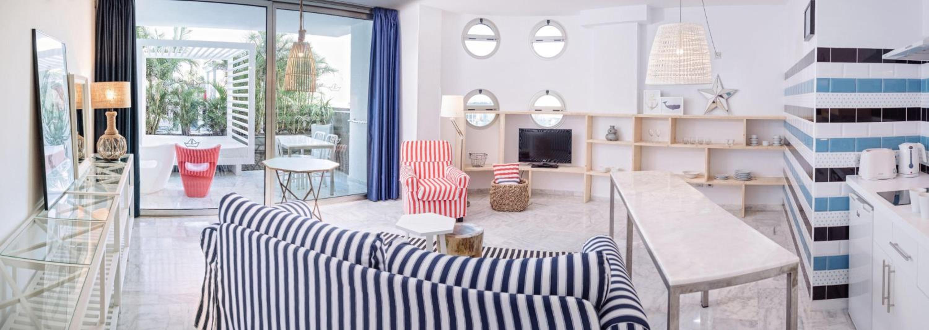 Deluxe Suite with Sea View thumbnail 5