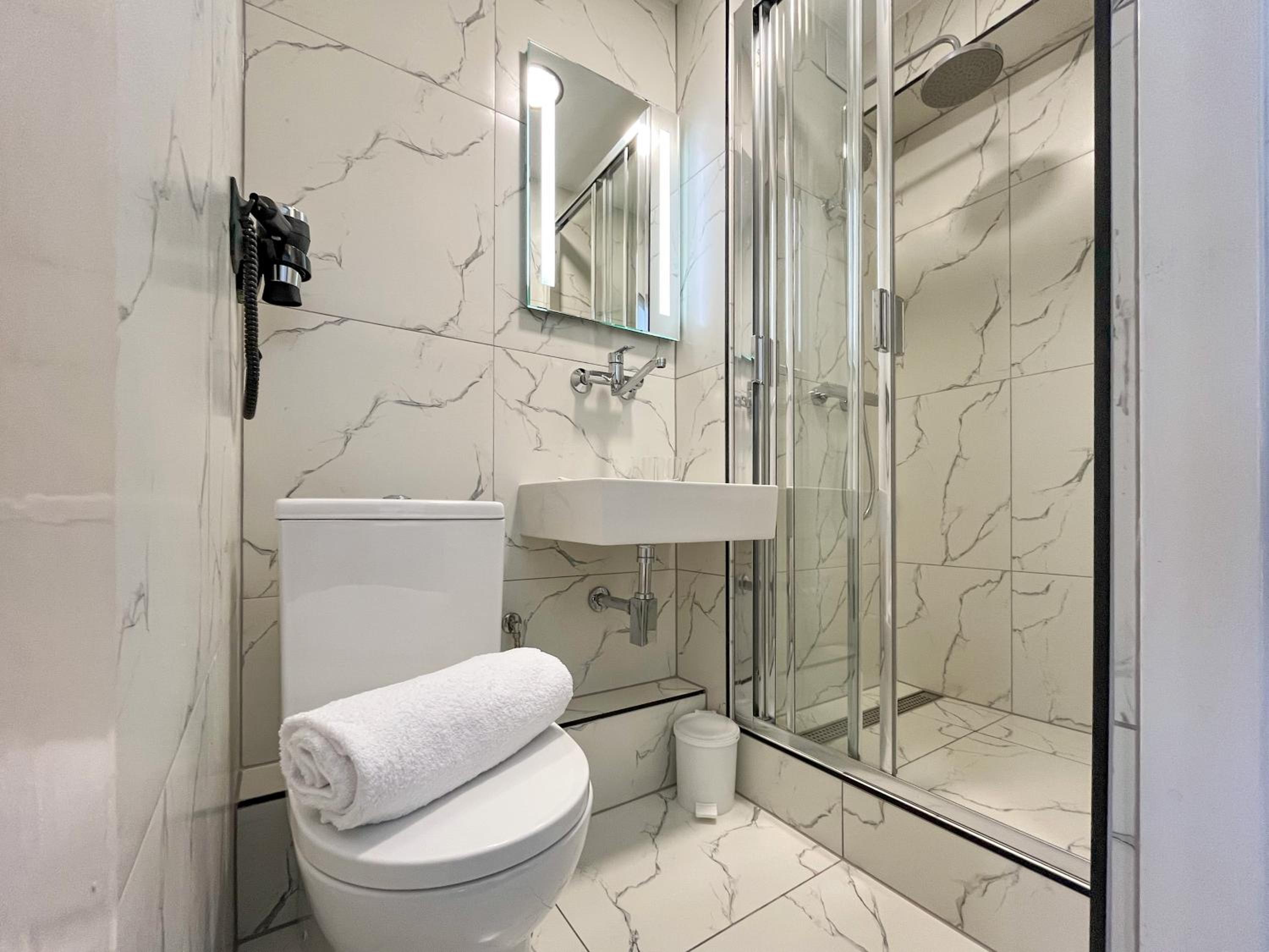 Comfort Twin Room with Bathroom - Photo 4