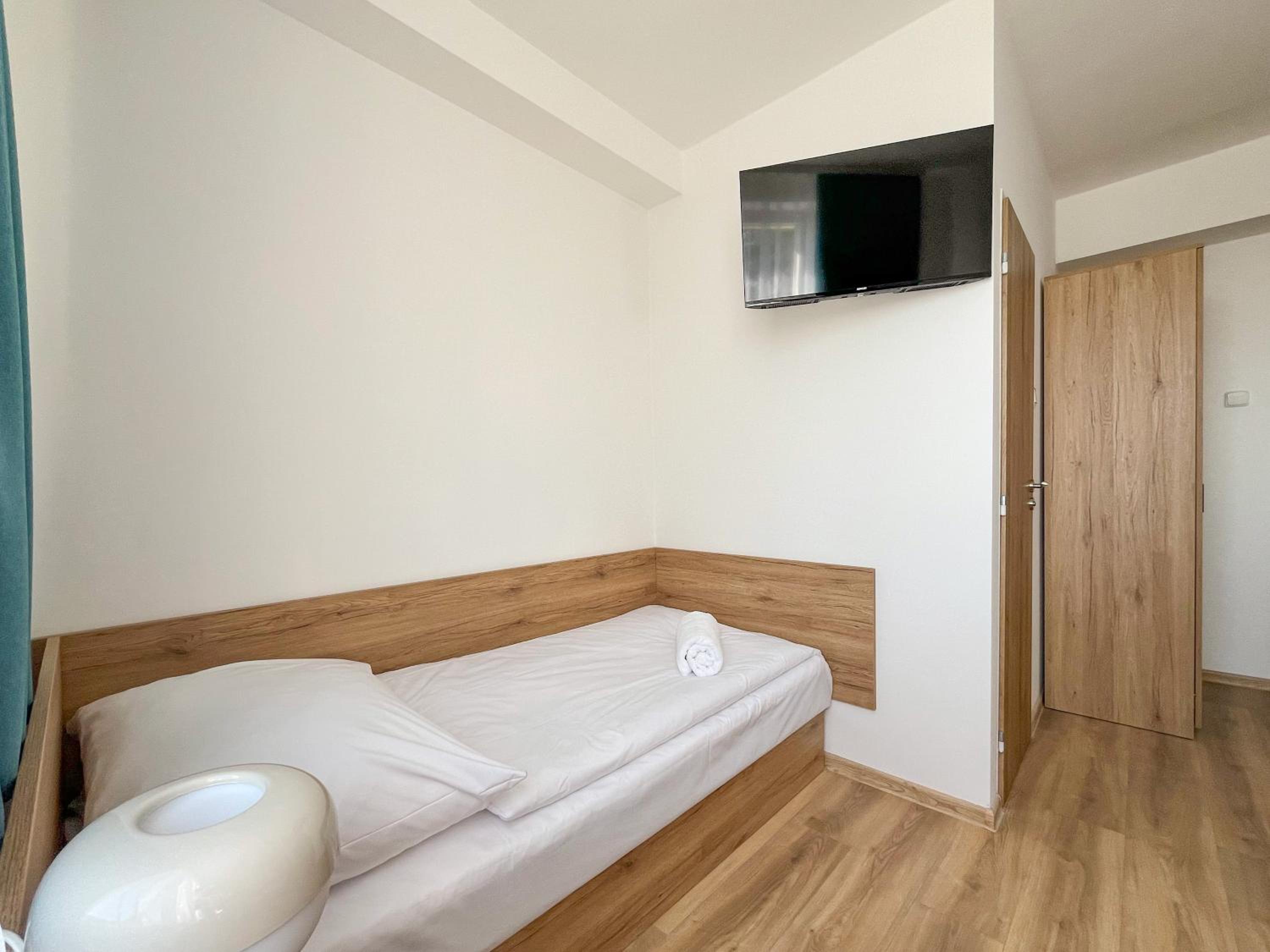 Comfort Twin Room with Bathroom - Photo 3