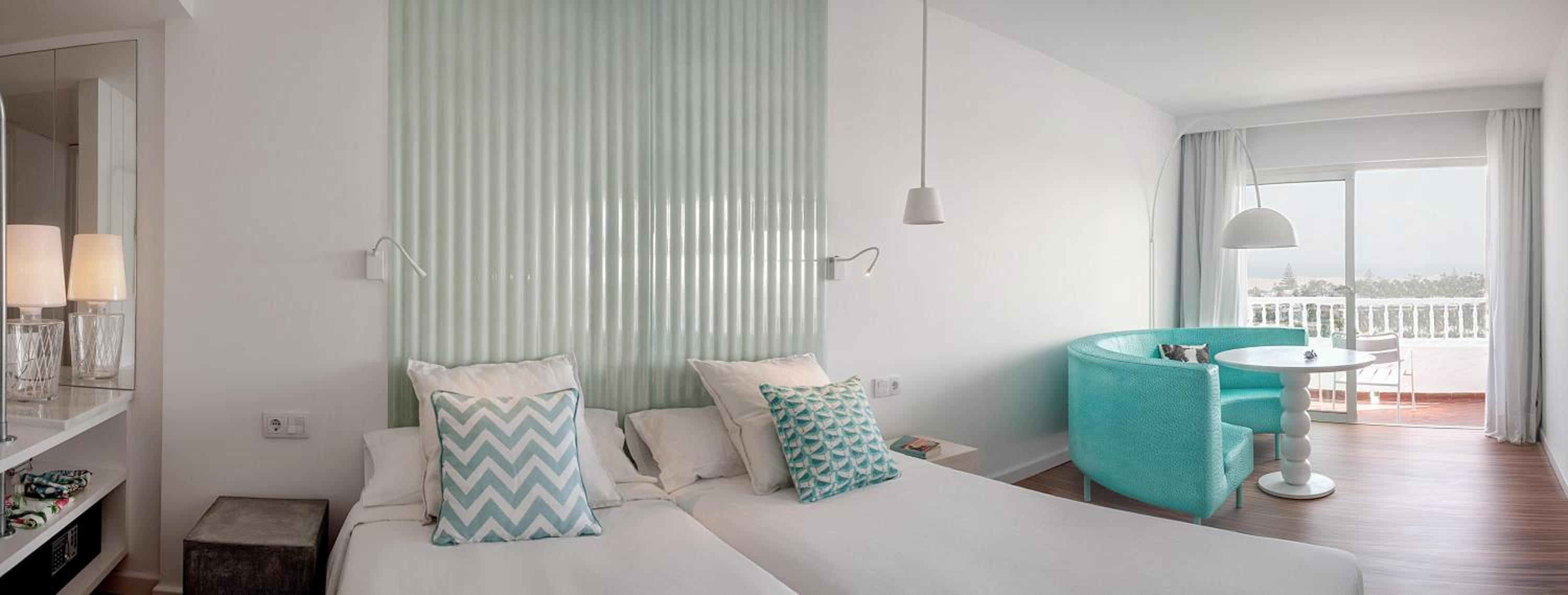 Superior Room with Balcony and partial Sea View
