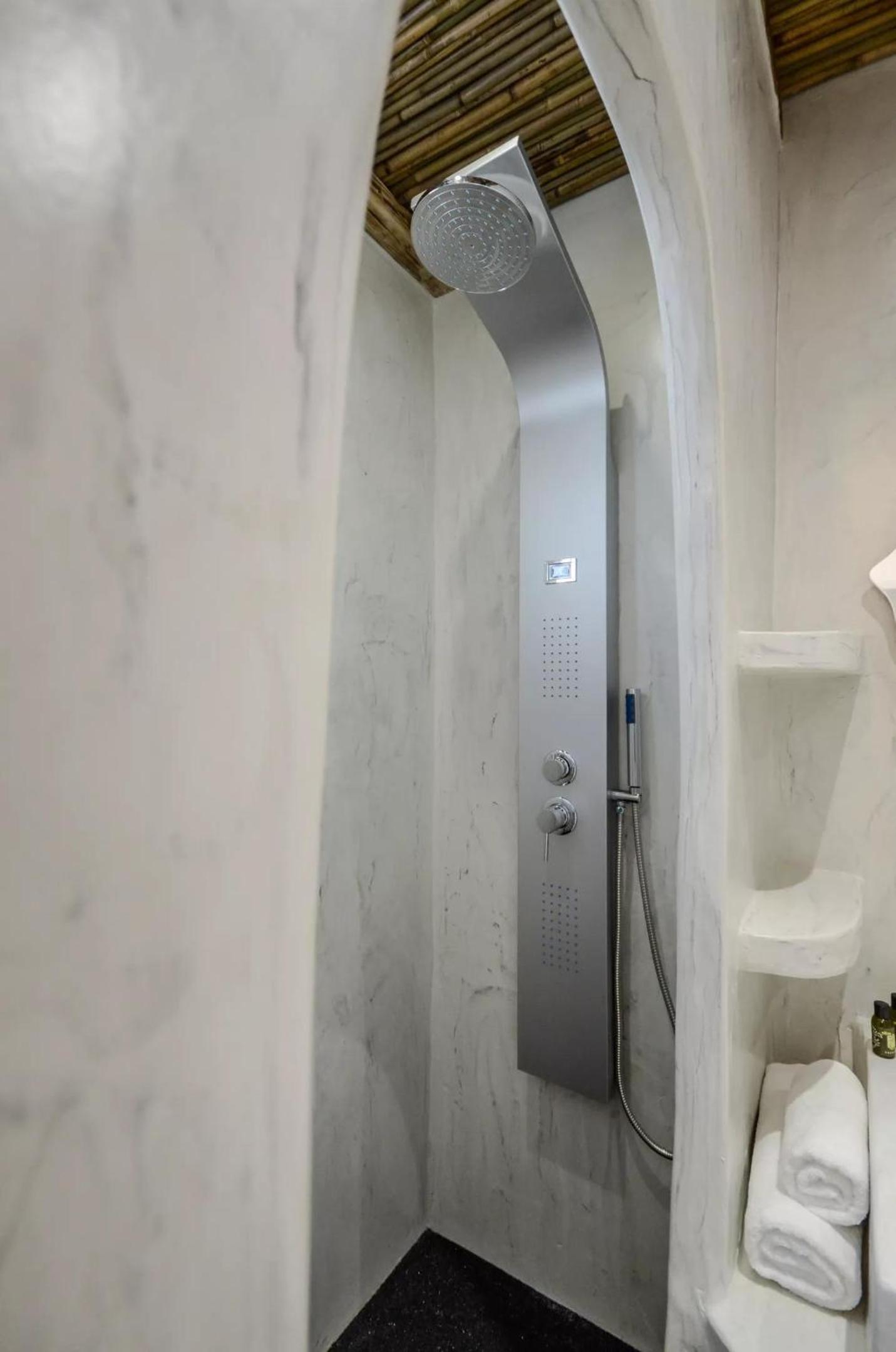 Deluxe Suite with Sea View - Photo 16