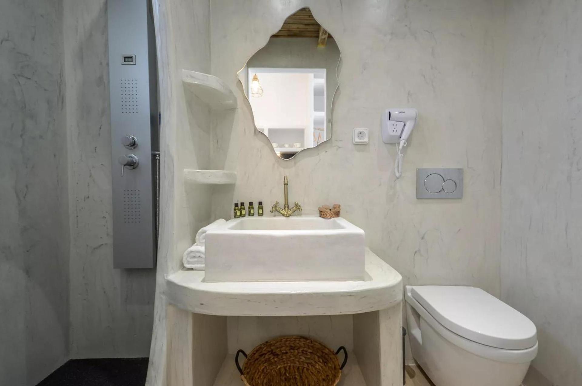 Deluxe Suite with Sea View - Photo 3